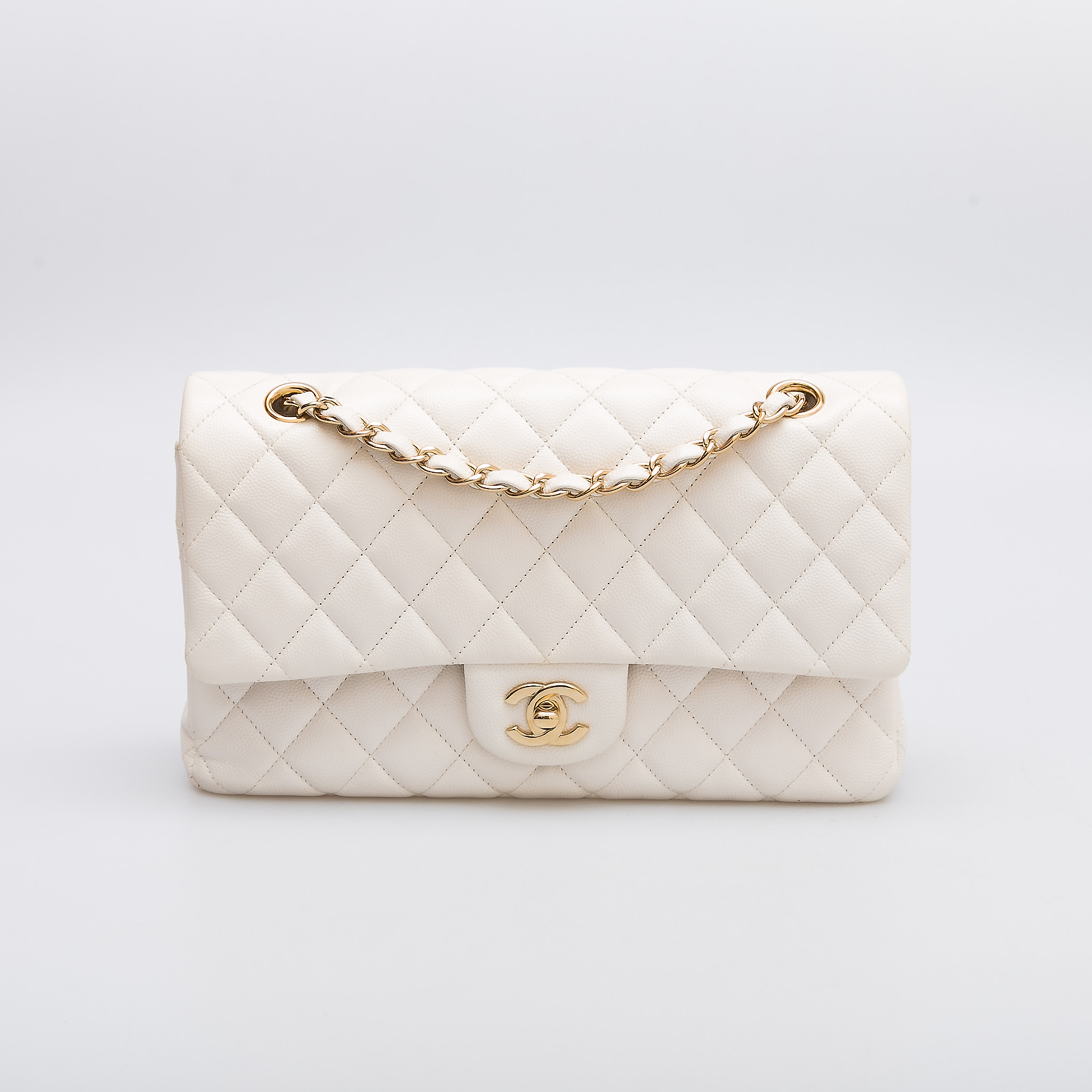 Сумка белого цвета Chanel - фото из каталога магазина брендовой одежды Second Friend Store Сумка Chanel - купить оригинал в секонд-хенде SFS - 1