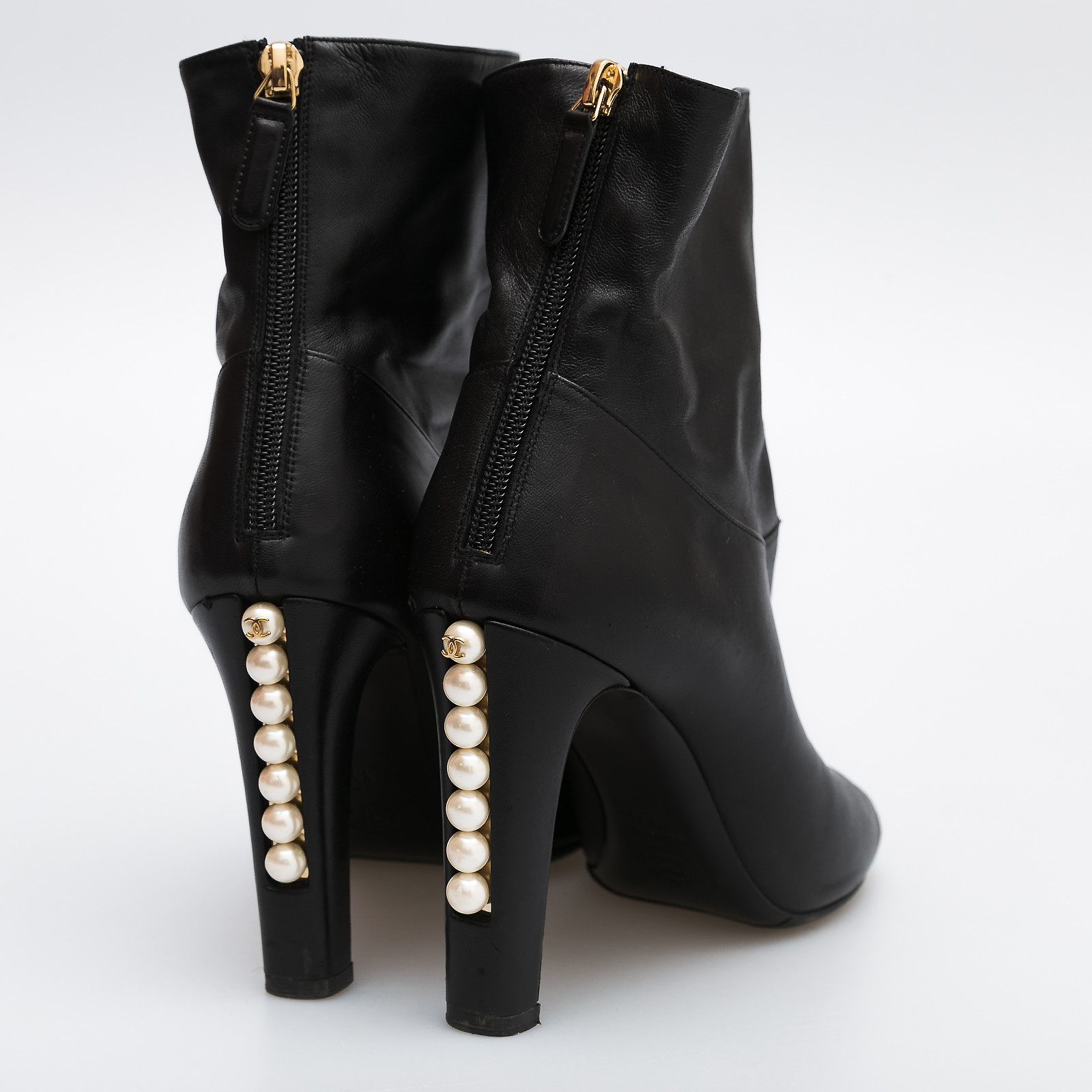 Ботильоны черного цвета Chanel - фото из каталога магазина брендовой одежды Second Friend Store Ботильоны Chanel - купить оригинал в секонд-хенде SFS - 3