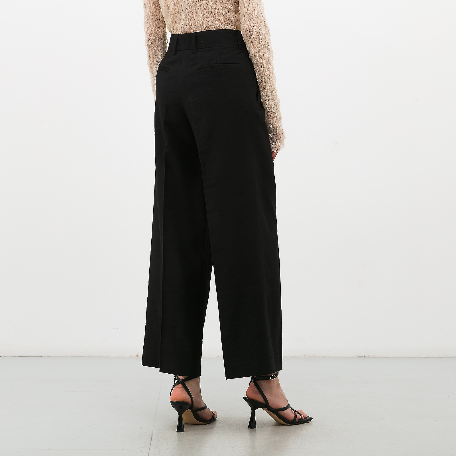 Брюки черного цвета McQ by Alexander McQueen - фото из каталога магазина брендовой одежды Second Friend Store Брюки McQ by Alexander McQueen - купить оригинал в секонд-хенде SFS - 3