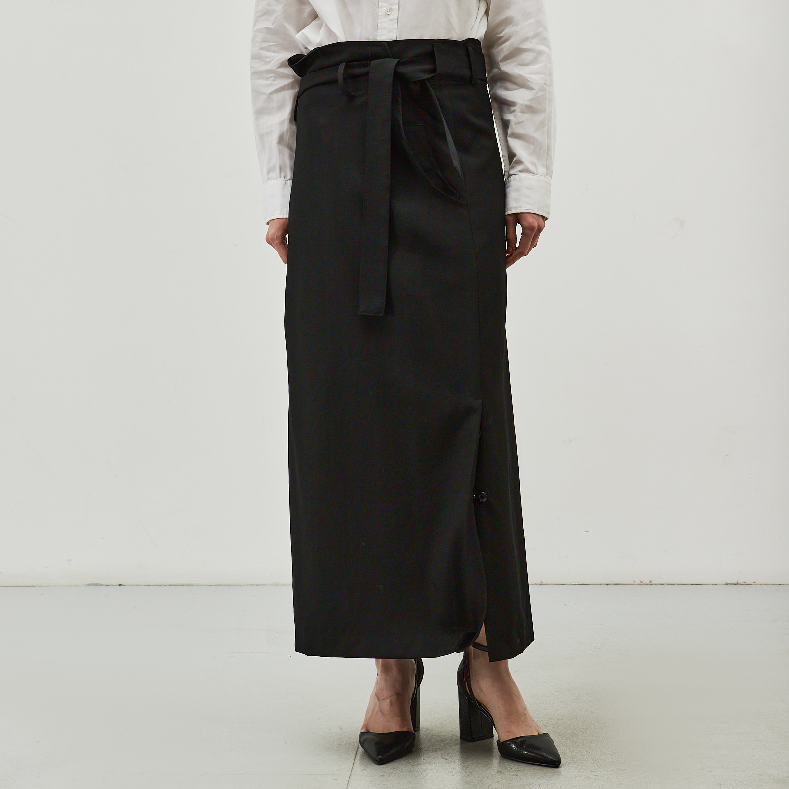 Юбка черного цвета Yohji Yamamoto - фото из каталога магазина брендовой одежды Second Friend Store Юбка Yohji Yamamoto - купить оригинал в секонд-хенде SFS - 1