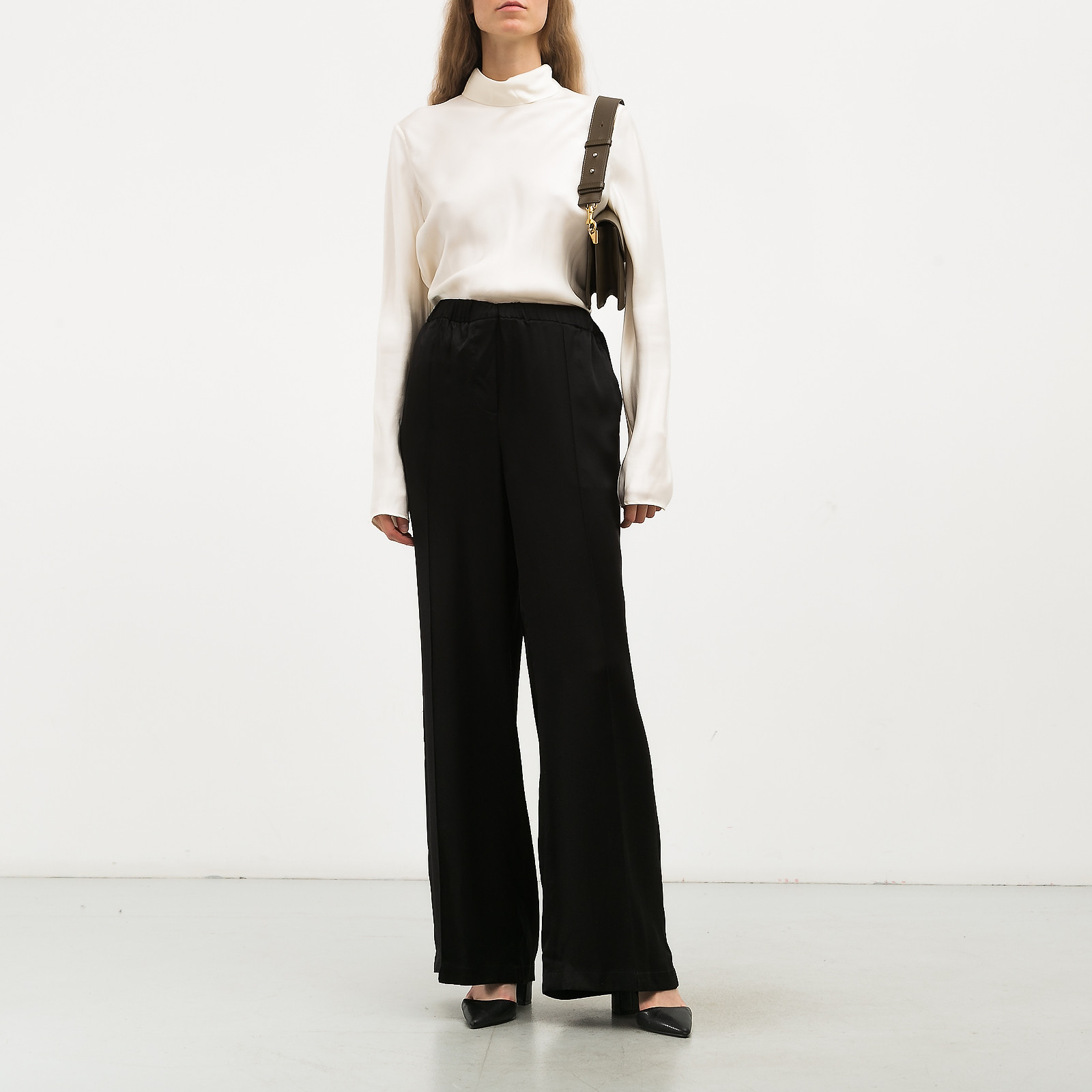 Брюки черного цвета Loewe - фото из каталога магазина брендовой одежды Second Friend Store Брюки Loewe - купить оригинал в секонд-хенде SFS - 3