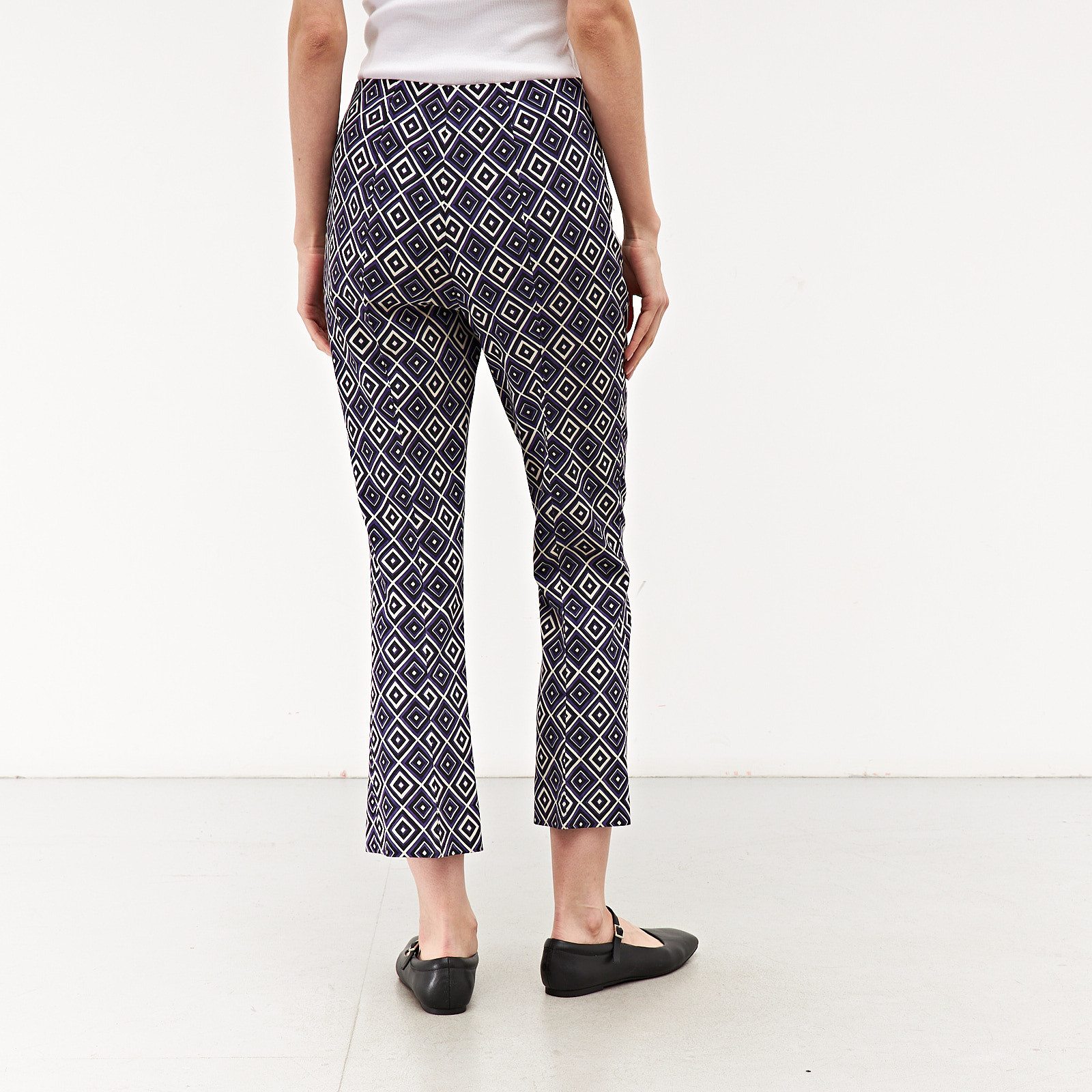 Брюки фиолетового цвета Prada - фото из каталога магазина брендовой одежды Second Friend Store Брюки Prada - купить оригинал в секонд-хенде SFS - 3