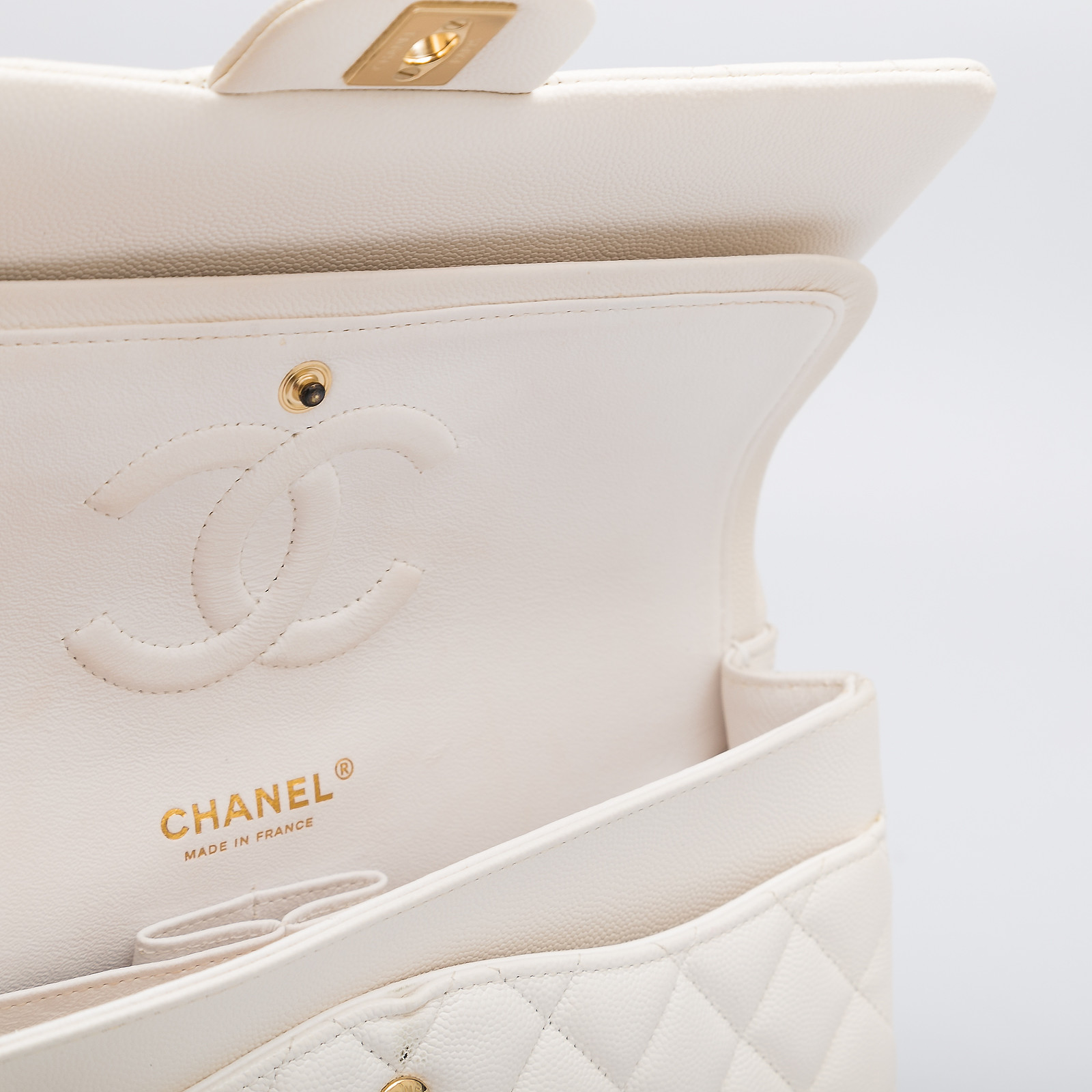 Сумка белого цвета Chanel - фото из каталога магазина брендовой одежды Second Friend Store Сумка Chanel - купить оригинал в секонд-хенде SFS - 5