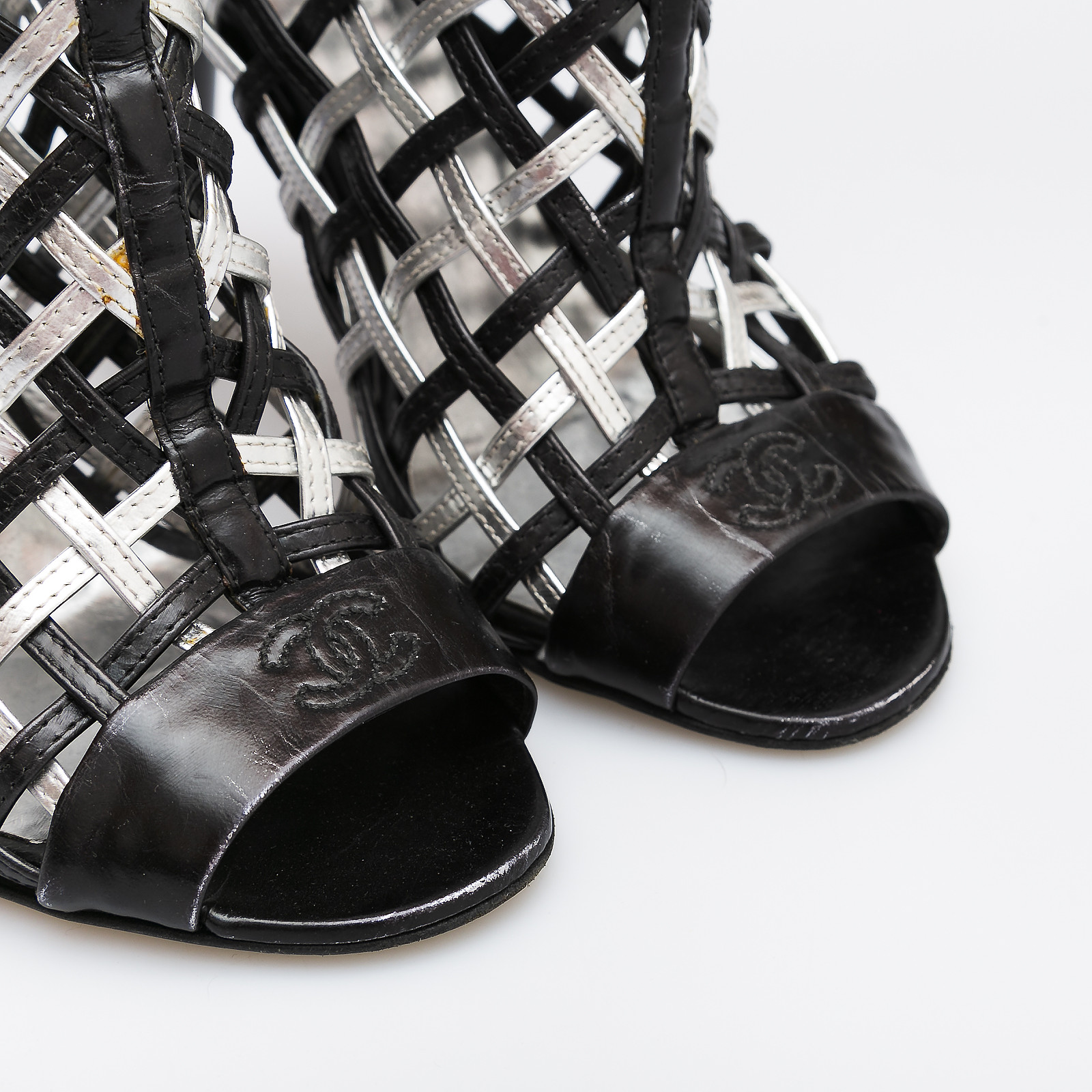 Туфли черного цвета Chanel - фото из каталога магазина брендовой одежды Second Friend Store Туфли Chanel - купить оригинал в секонд-хенде SFS - 4