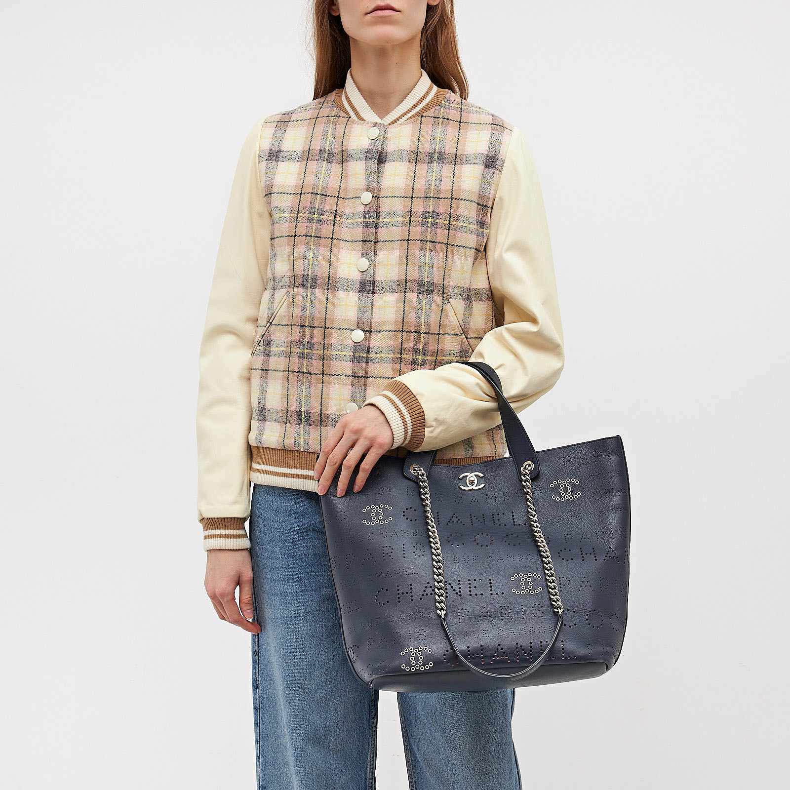 Сумка синего цвета Chanel - фото из каталога магазина брендовой одежды Second Friend Store Сумка Chanel - купить оригинал в секонд-хенде SFS - 10