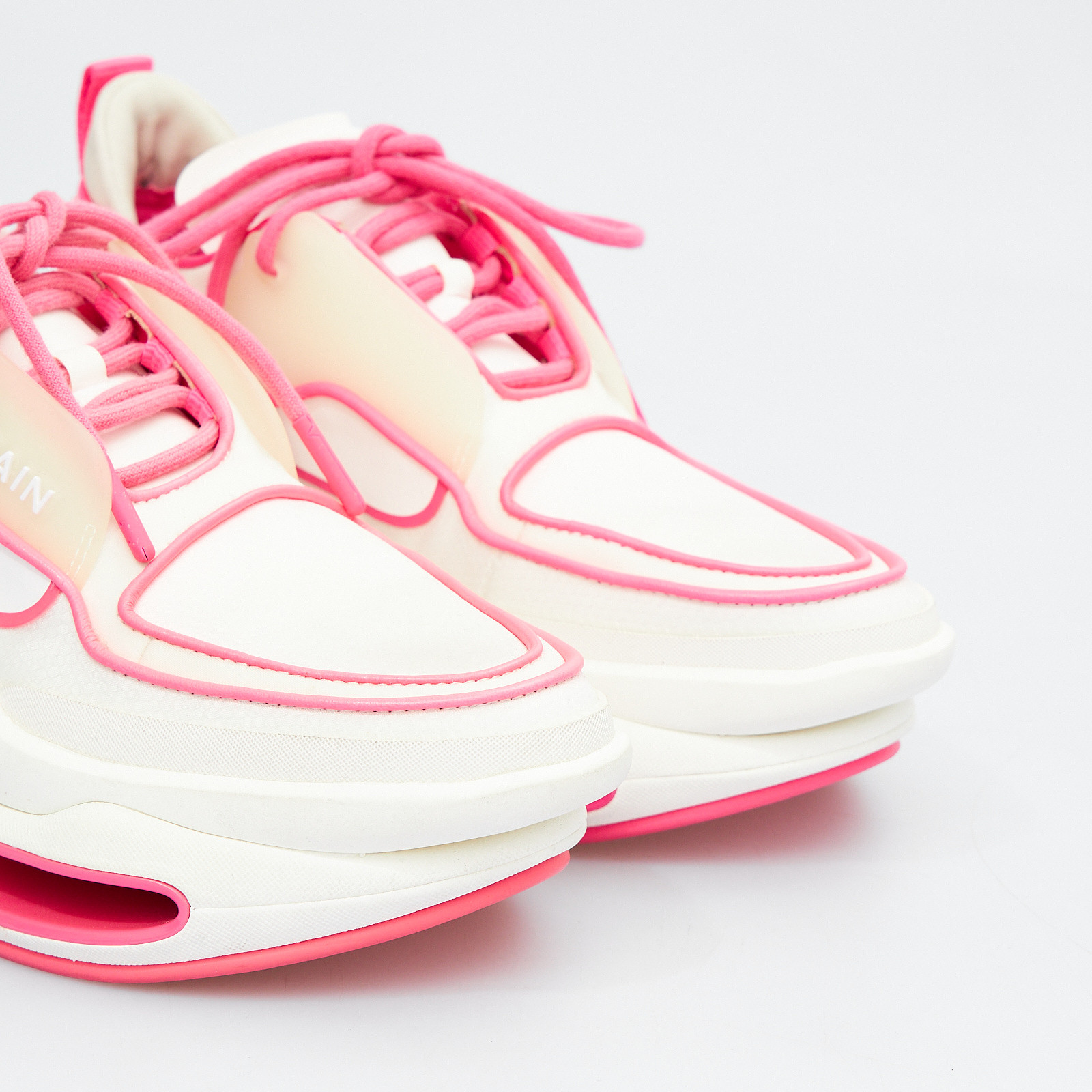 Кроссовки белого цвета Balmain - фото из каталога магазина брендовой одежды Second Friend Store Кроссовки Balmain - купить оригинал в секонд-хенде SFS - 4