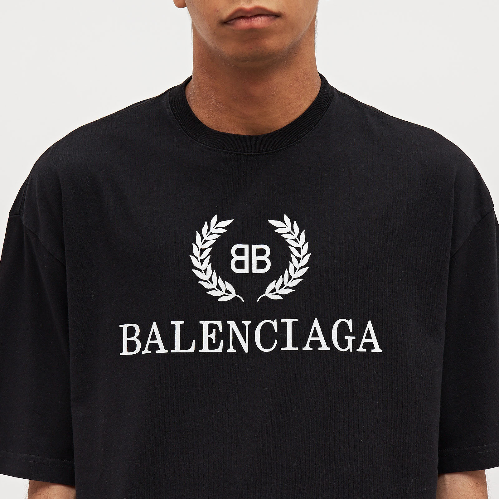 Футболка черного цвета Balenciaga - фото из каталога магазина брендовой одежды Second Friend Store Футболка Balenciaga - купить оригинал в секонд-хенде SFS - 4