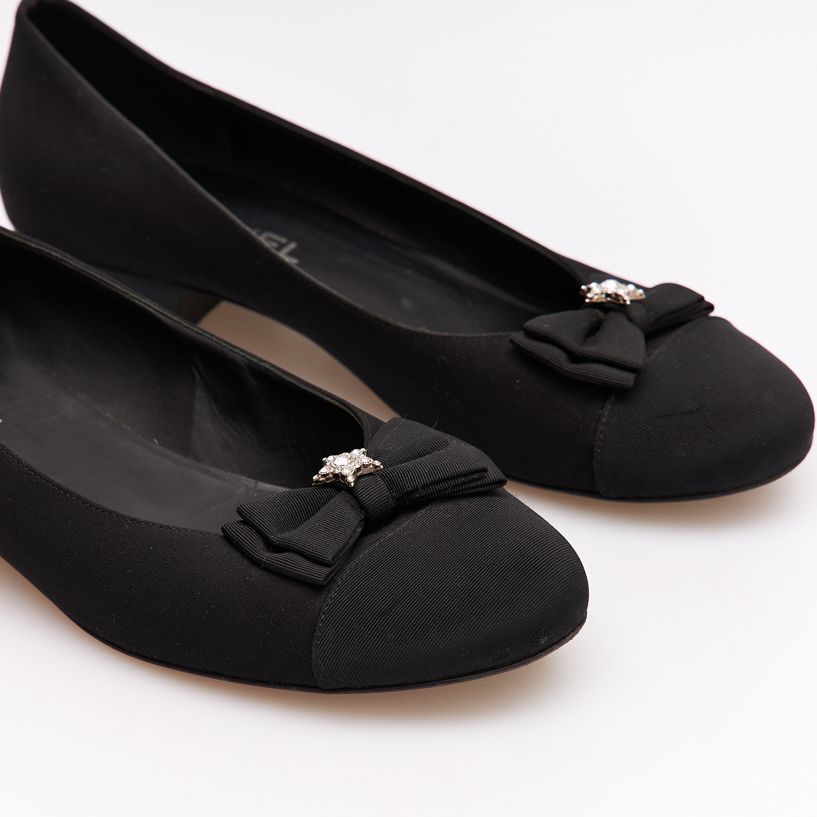 Балетки черного цвета Chanel - фото из каталога магазина брендовой одежды Second Friend Store Балетки Chanel - купить оригинал в секонд-хенде SFS - 4