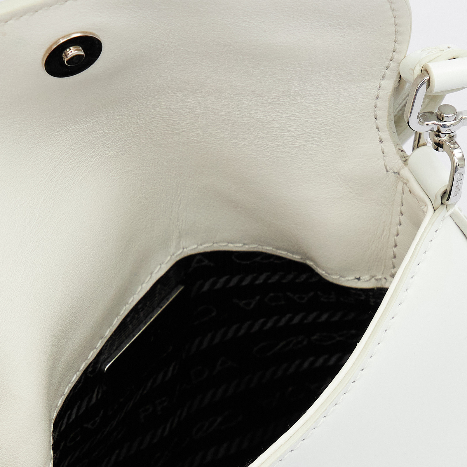 Сумка белого цвета Prada - фото из каталога магазина брендовой одежды Second Friend Store Сумка Prada - купить оригинал в секонд-хенде SFS - 8