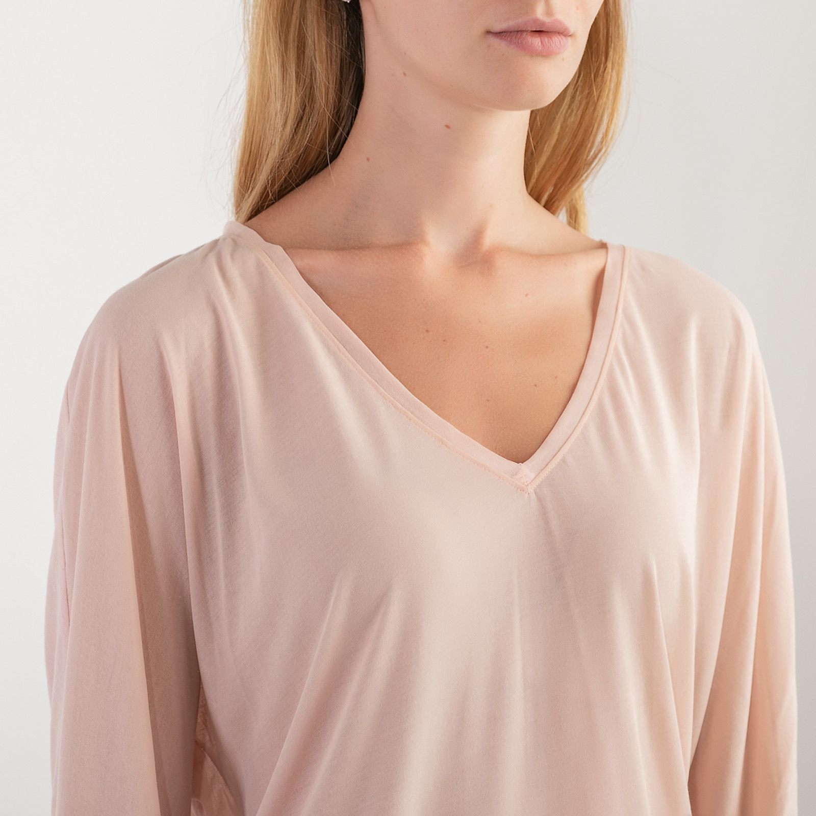 Лонгслив бежевого цвета Tom Ford - фото из каталога магазина брендовой одежды Second Friend Store Лонгслив Tom Ford - купить оригинал в секонд-хенде SFS - 4