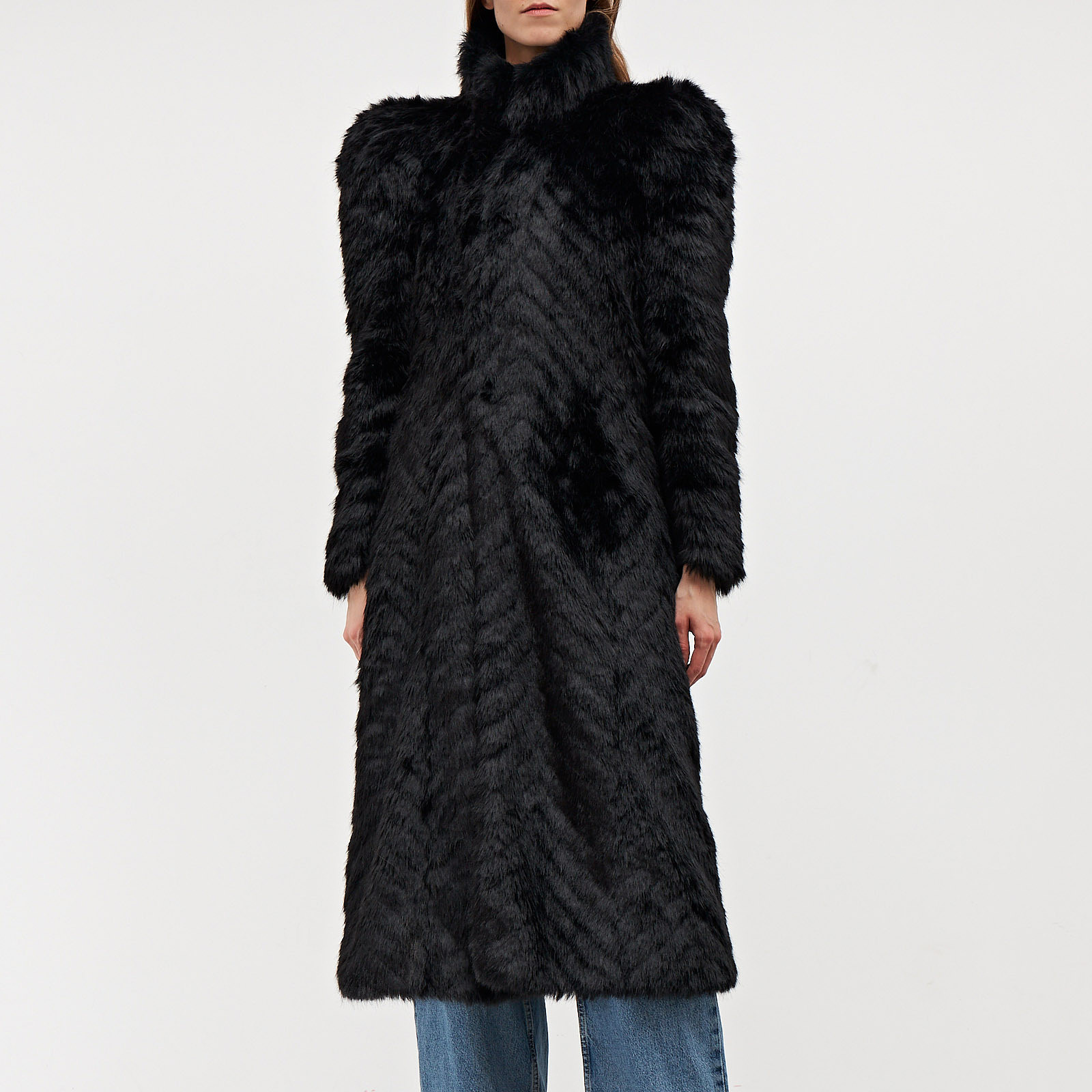 Шуба черного цвета Balenciaga - фото из каталога магазина брендовой одежды Second Friend Store Шуба Balenciaga - купить оригинал в секонд-хенде SFS - 1