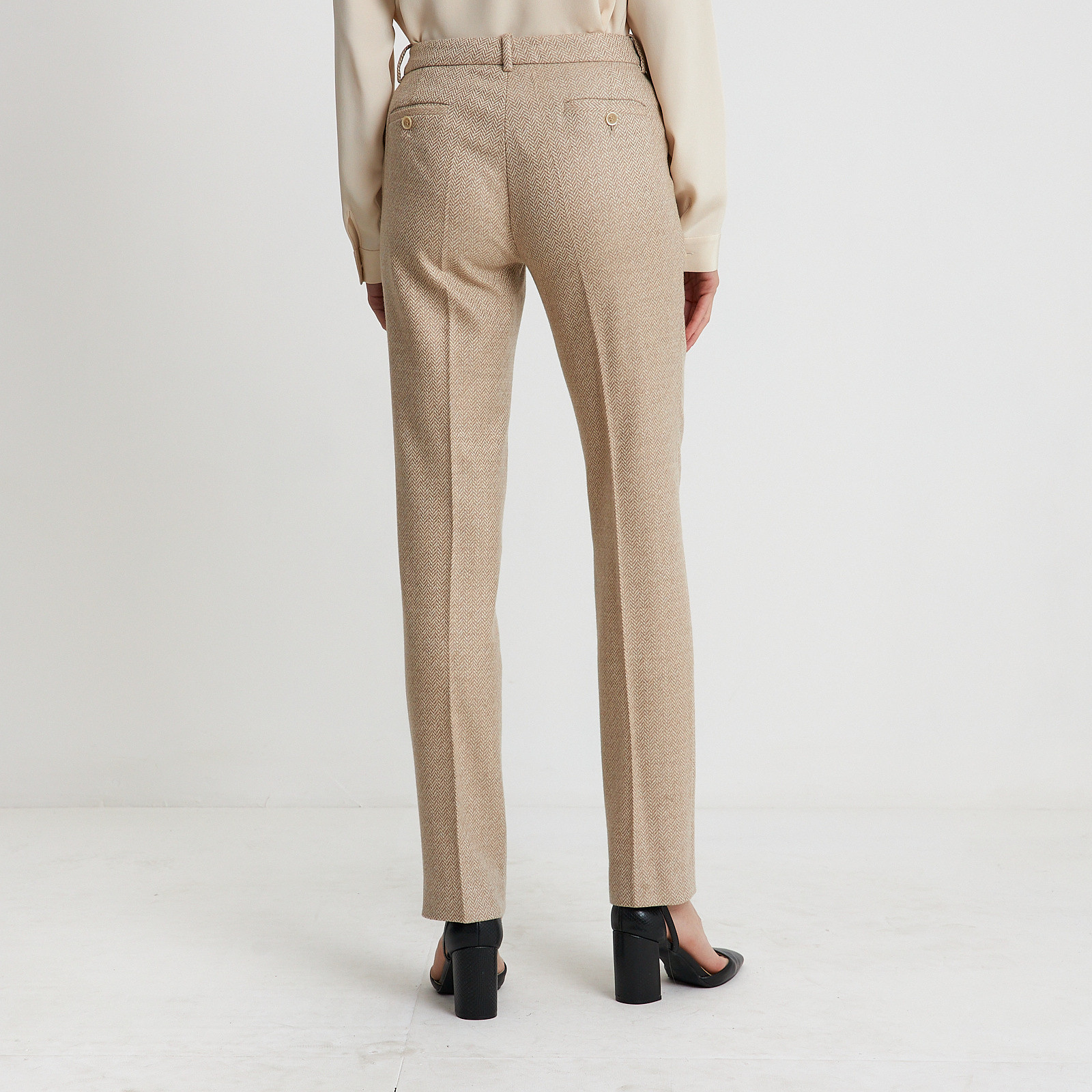 Брюки  бежевого цвета Loro Piana - фото из каталога магазина брендовой одежды Second Friend Store Брюки Loro Piana - купить оригинал в секонд-хенде SFS - 3