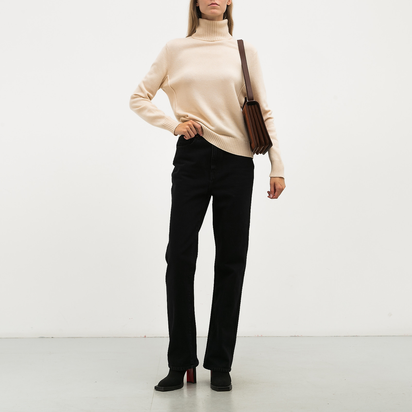 Свитер белого цвета Chloe - фото из каталога магазина брендовой одежды Second Friend Store Свитер Chloe - купить оригинал в секонд-хенде SFS - 3