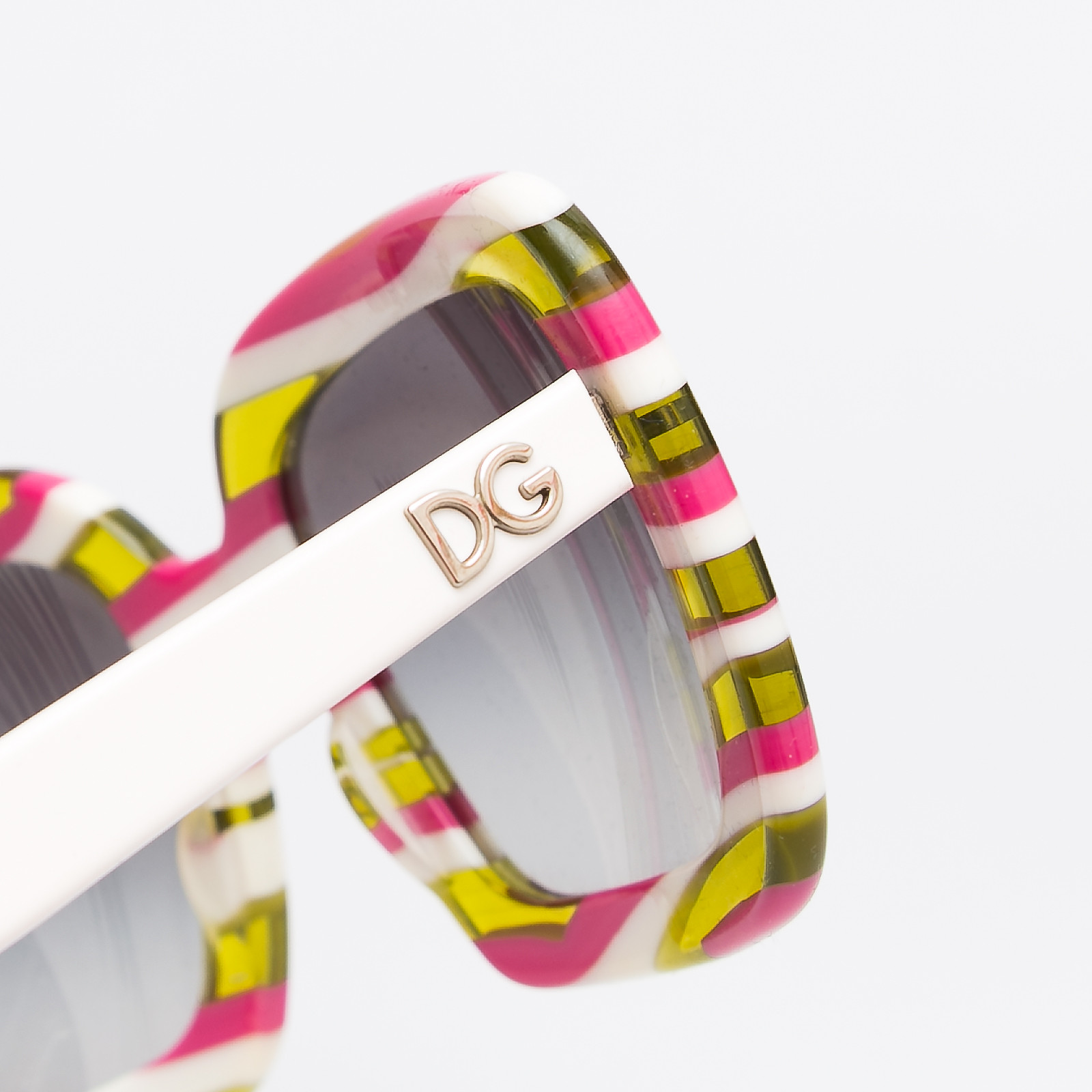 Солнцезащитные очки  Dolce&Gabbana - фото из каталога магазина брендовой одежды Second Friend Store Солнцезащитные очки Dolce&Gabbana - купить оригинал в секонд-хенде SFS - 4