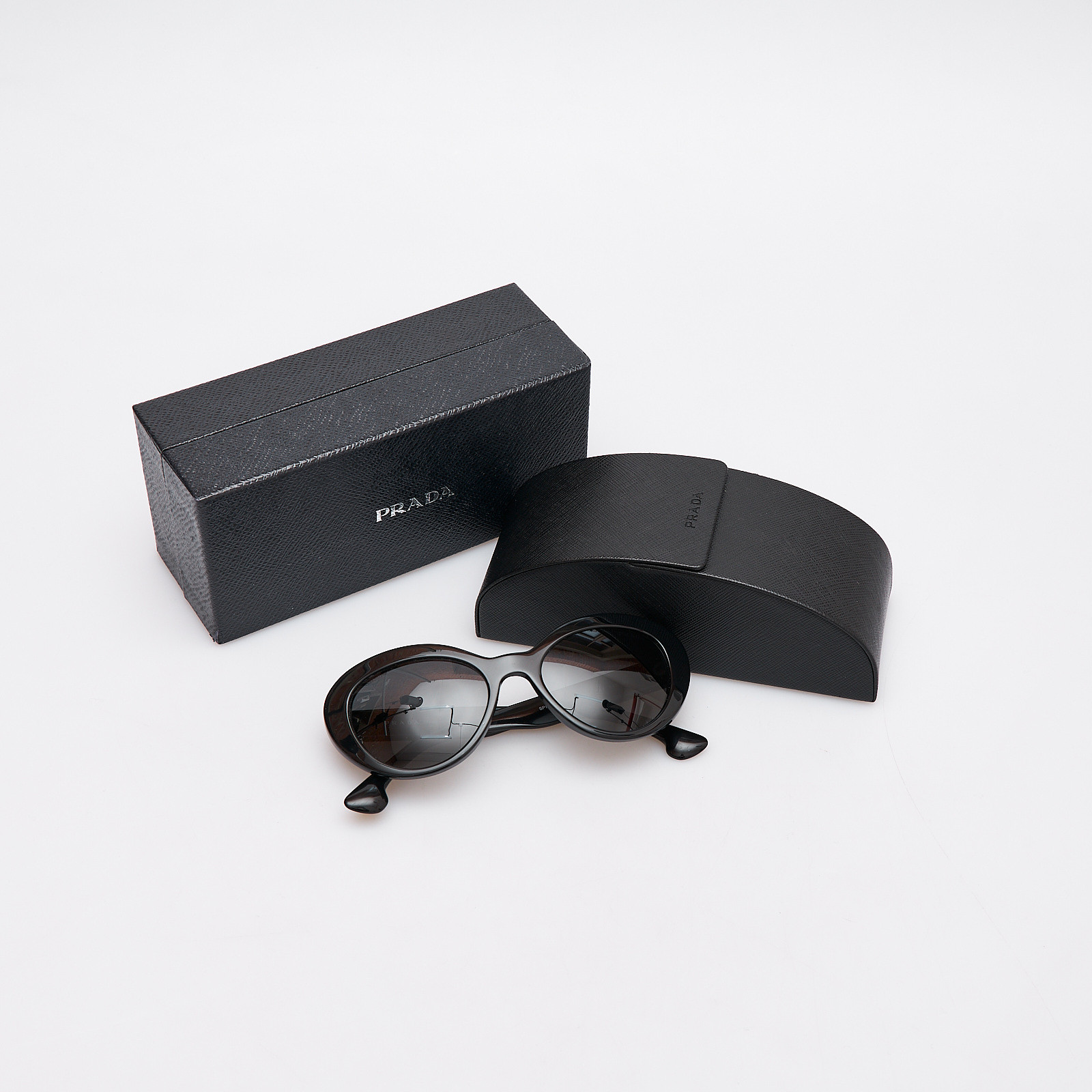 Очки черного цвета Prada - фото из каталога магазина брендовой одежды Second Friend Store Очки Prada - купить оригинал в секонд-хенде SFS - 3