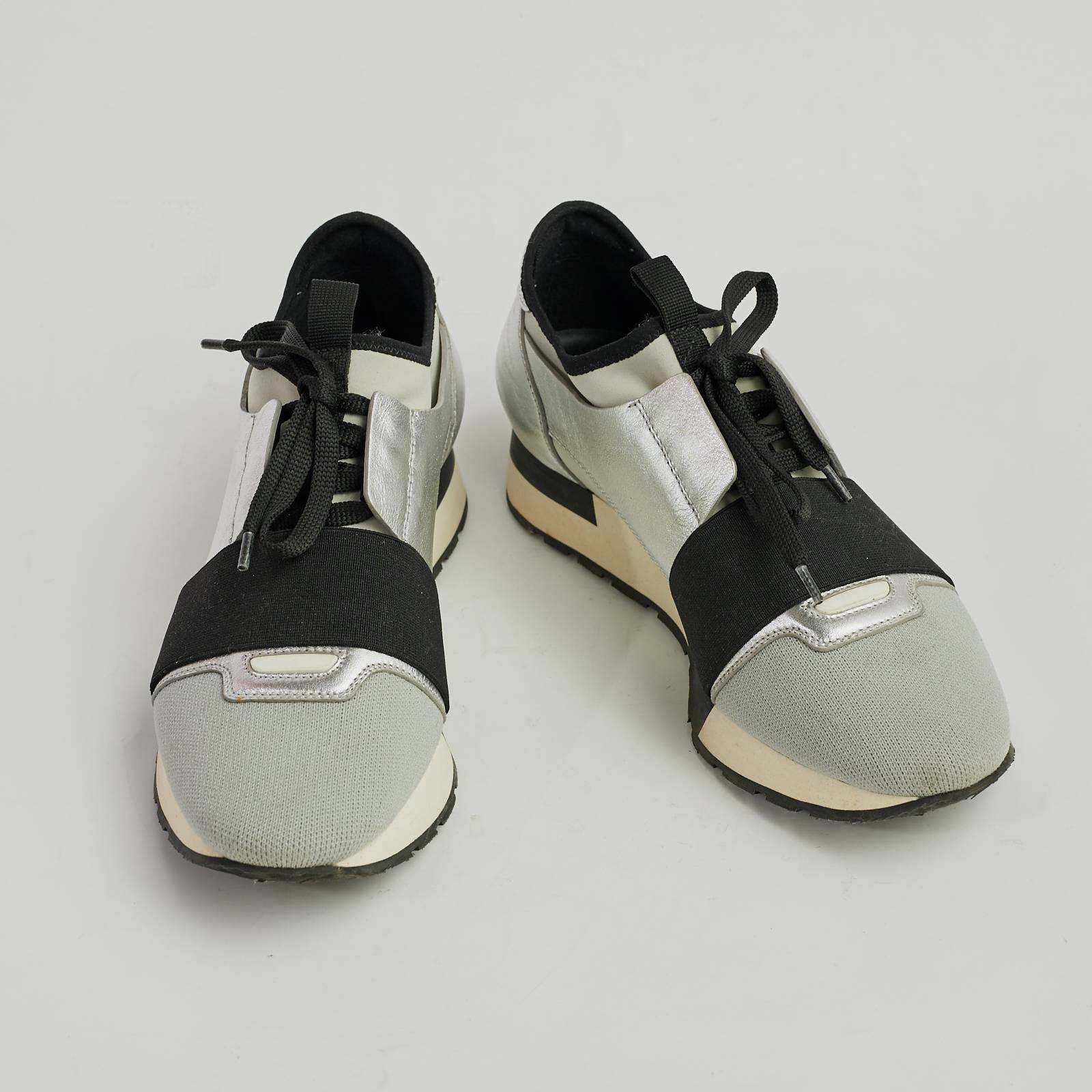 Кроссовки серебряного цвета Balenciaga - фото из каталога магазина брендовой одежды Second Friend Store Кроссовки Balenciaga - купить оригинал в секонд-хенде SFS - 2