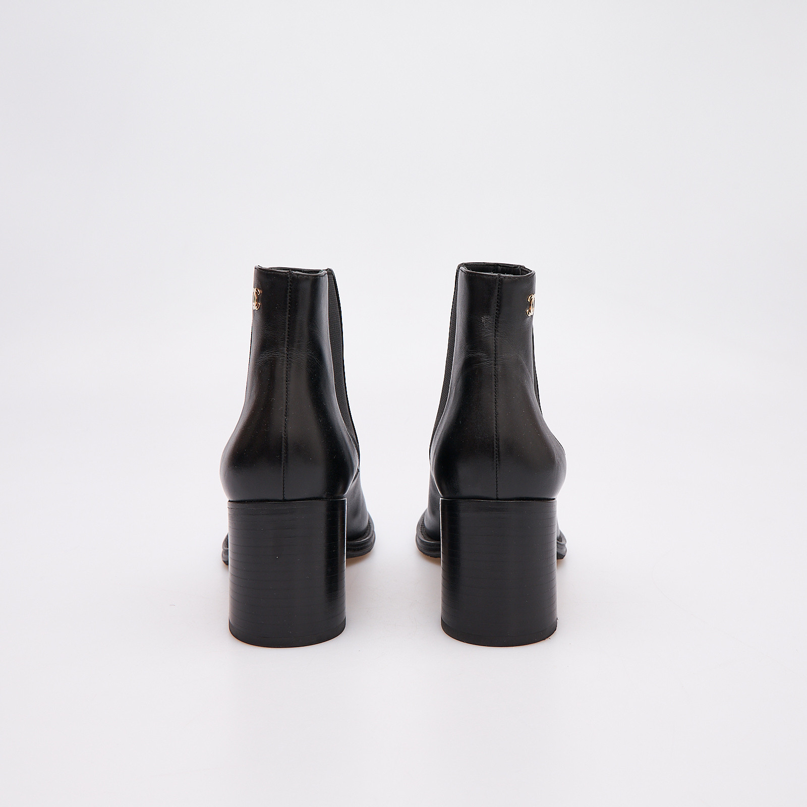 Ботинки черного цвета Chanel - фото из каталога магазина брендовой одежды Second Friend Store Ботинки Chanel - купить оригинал в секонд-хенде SFS - 3