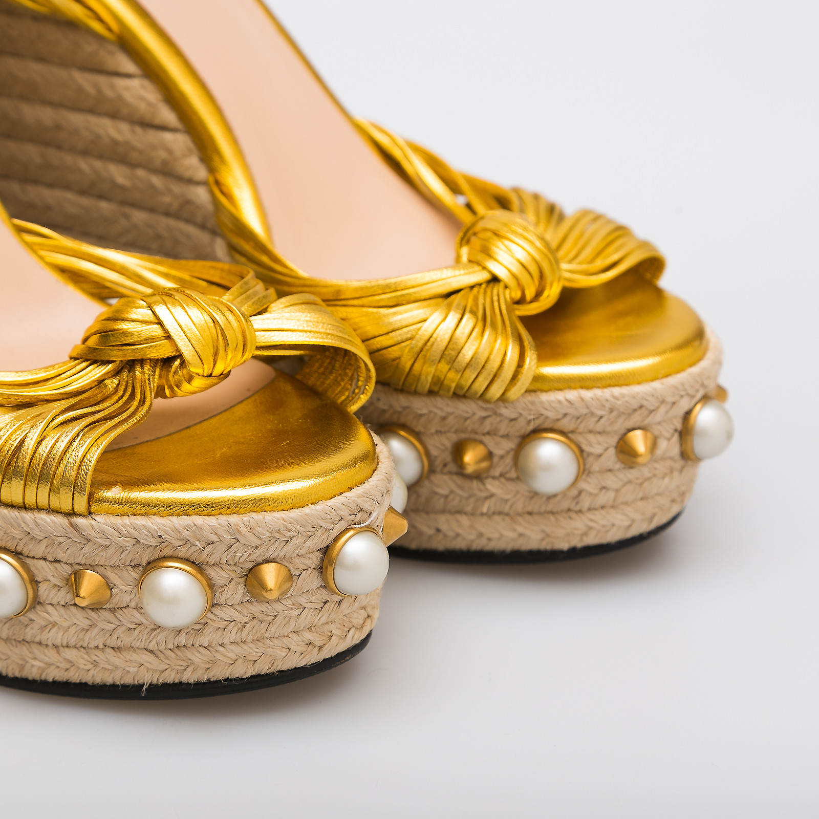 Босоножки золотого цвета Gucci - фото из каталога магазина брендовой одежды Second Friend Store Босоножки Gucci - купить оригинал в секонд-хенде SFS - 4