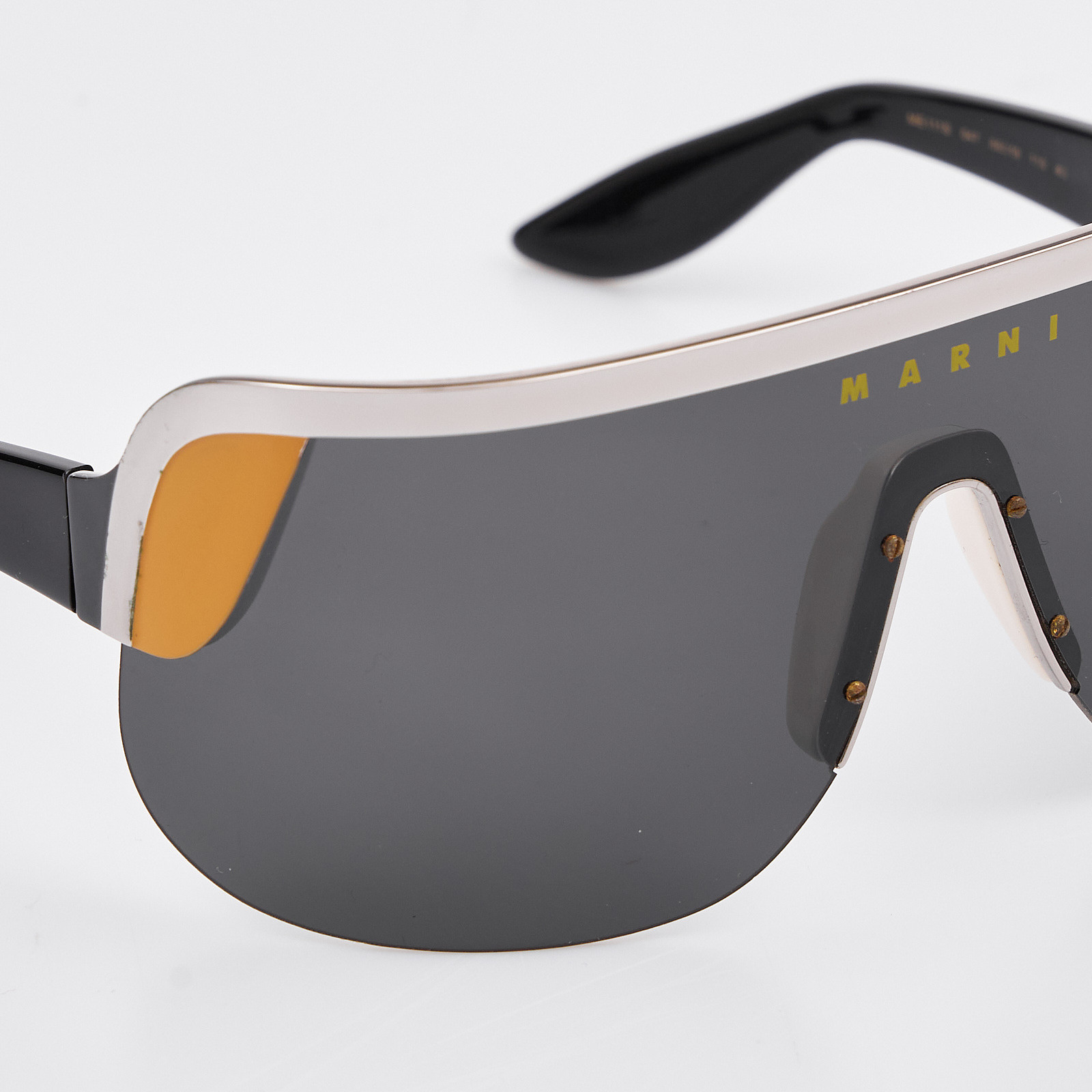 Солнцезащитные очки черного цвета Marni - фото из каталога магазина брендовой одежды Second Friend Store Солнцезащитные очки Marni - купить оригинал в секонд-хенде SFS - 4