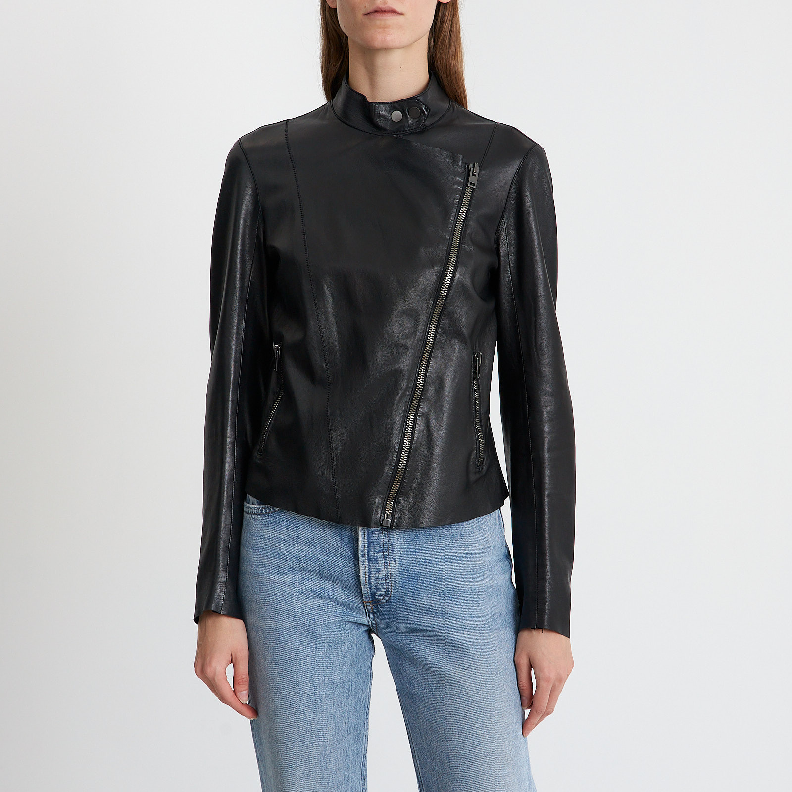 Кожаная куртка черного цвета Joseph - фото из каталога магазина брендовой одежды Second Friend Store Кожаная куртка Joseph - купить оригинал в секонд-хенде SFS - 1