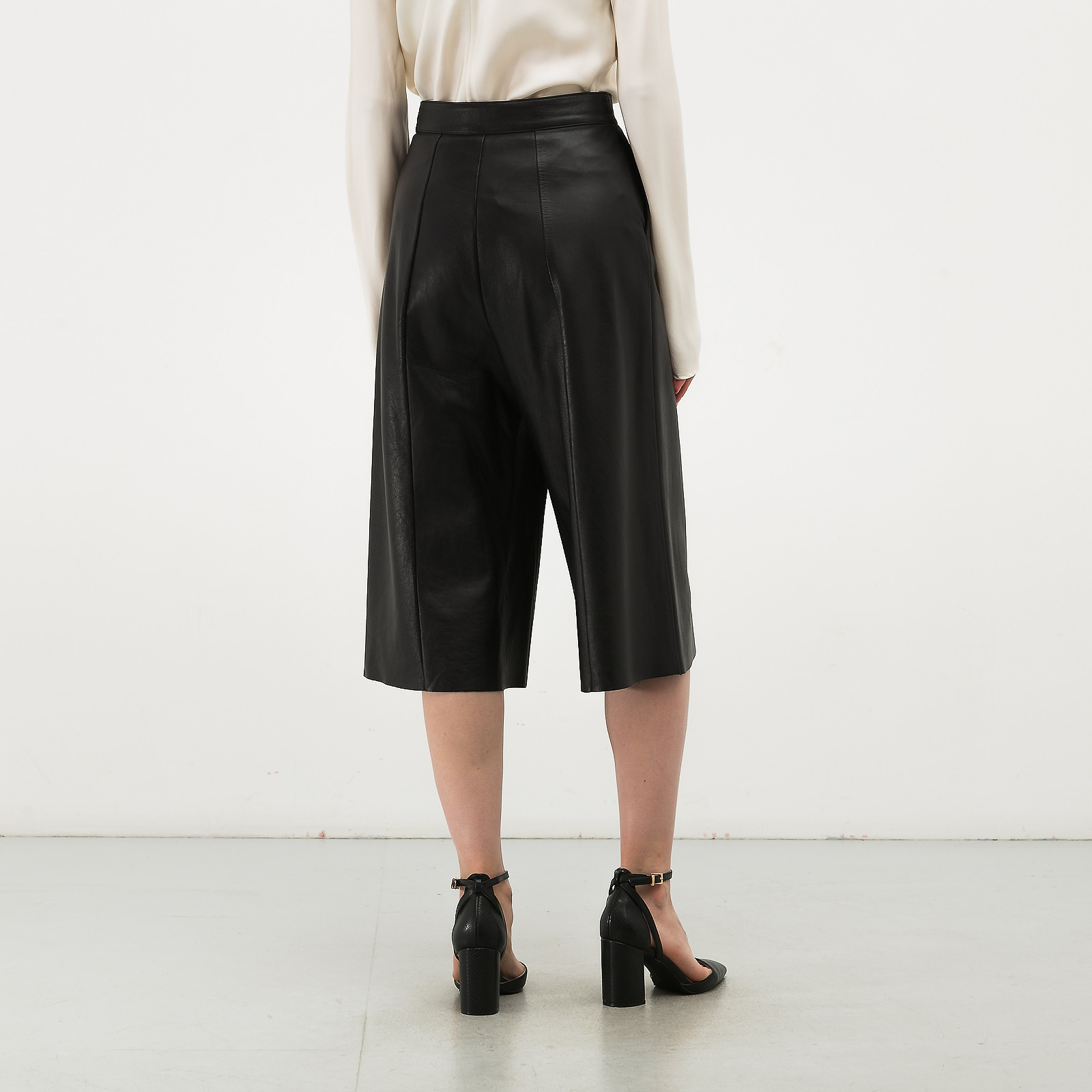 Шорты черного цвета Celine - фото из каталога магазина брендовой одежды Second Friend Store Шорты Celine - купить оригинал в секонд-хенде SFS - 2