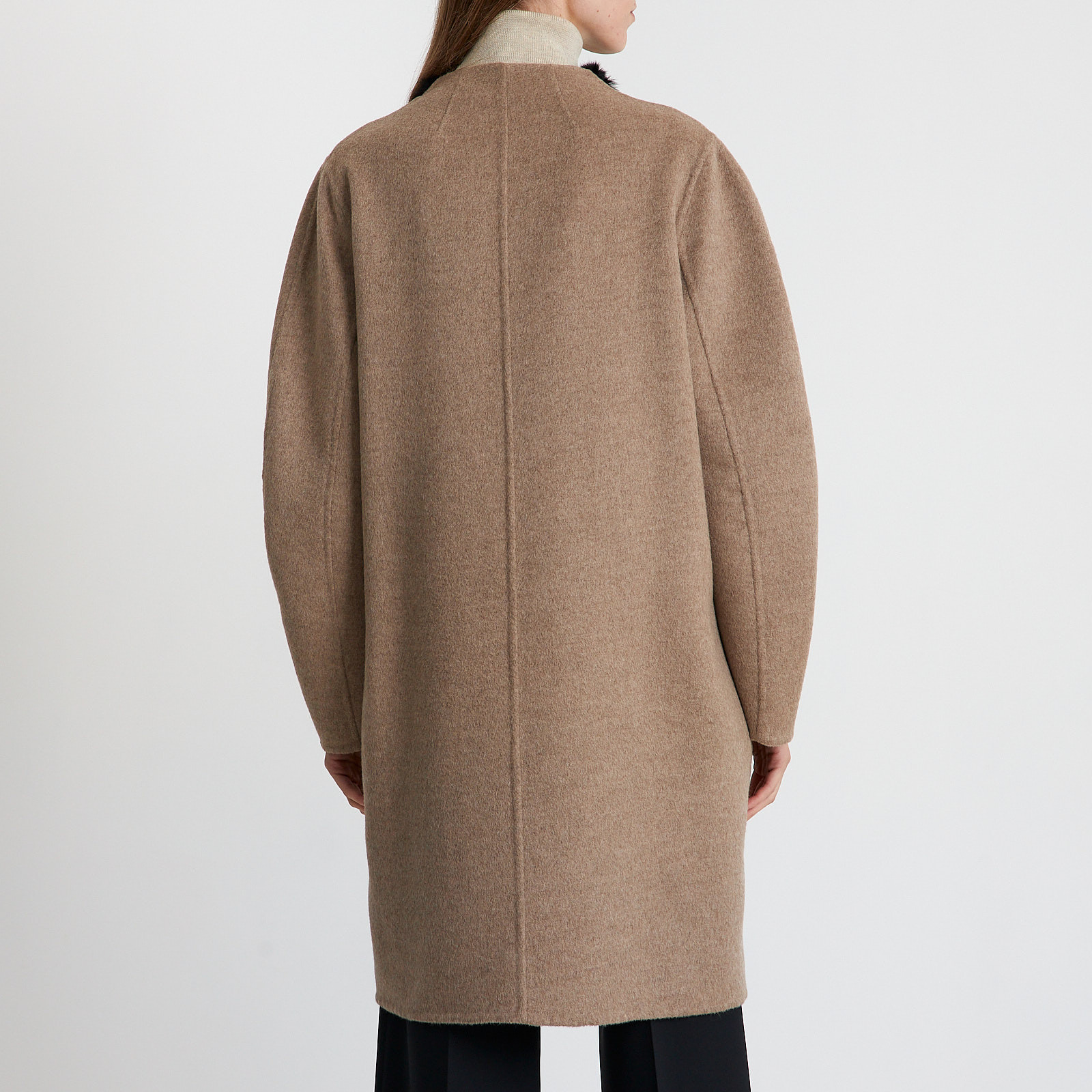 Пальто бежевого цвета Fendi - фото из каталога магазина брендовой одежды Second Friend Store Пальто Fendi - купить оригинал в секонд-хенде SFS - 3