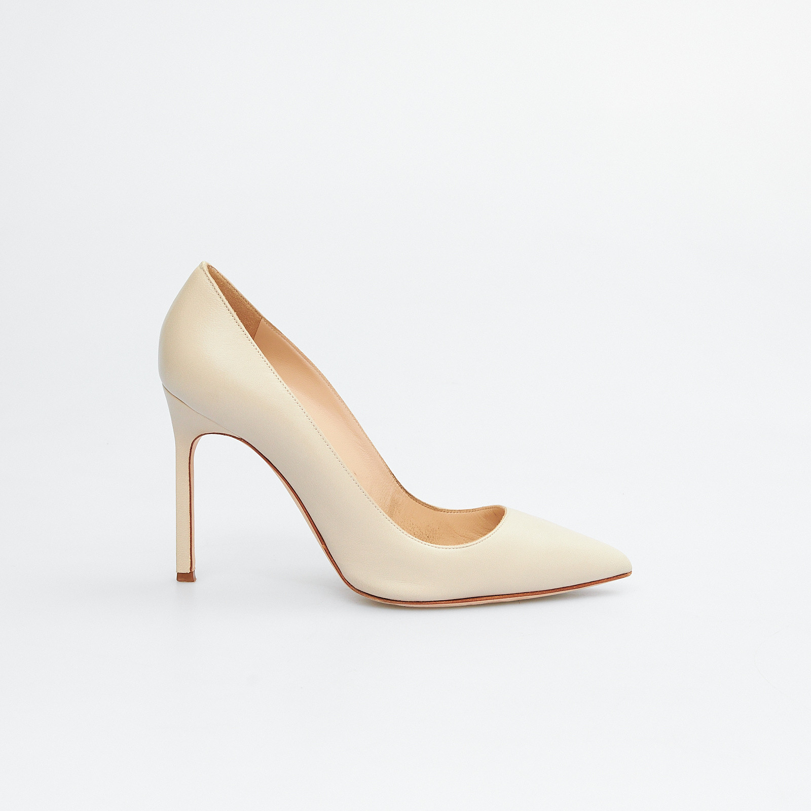 Туфли бежевого цвета Manolo Blahnik - фото из каталога магазина брендовой одежды Second Friend Store Туфли Manolo Blahnik - купить оригинал в секонд-хенде SFS - 1