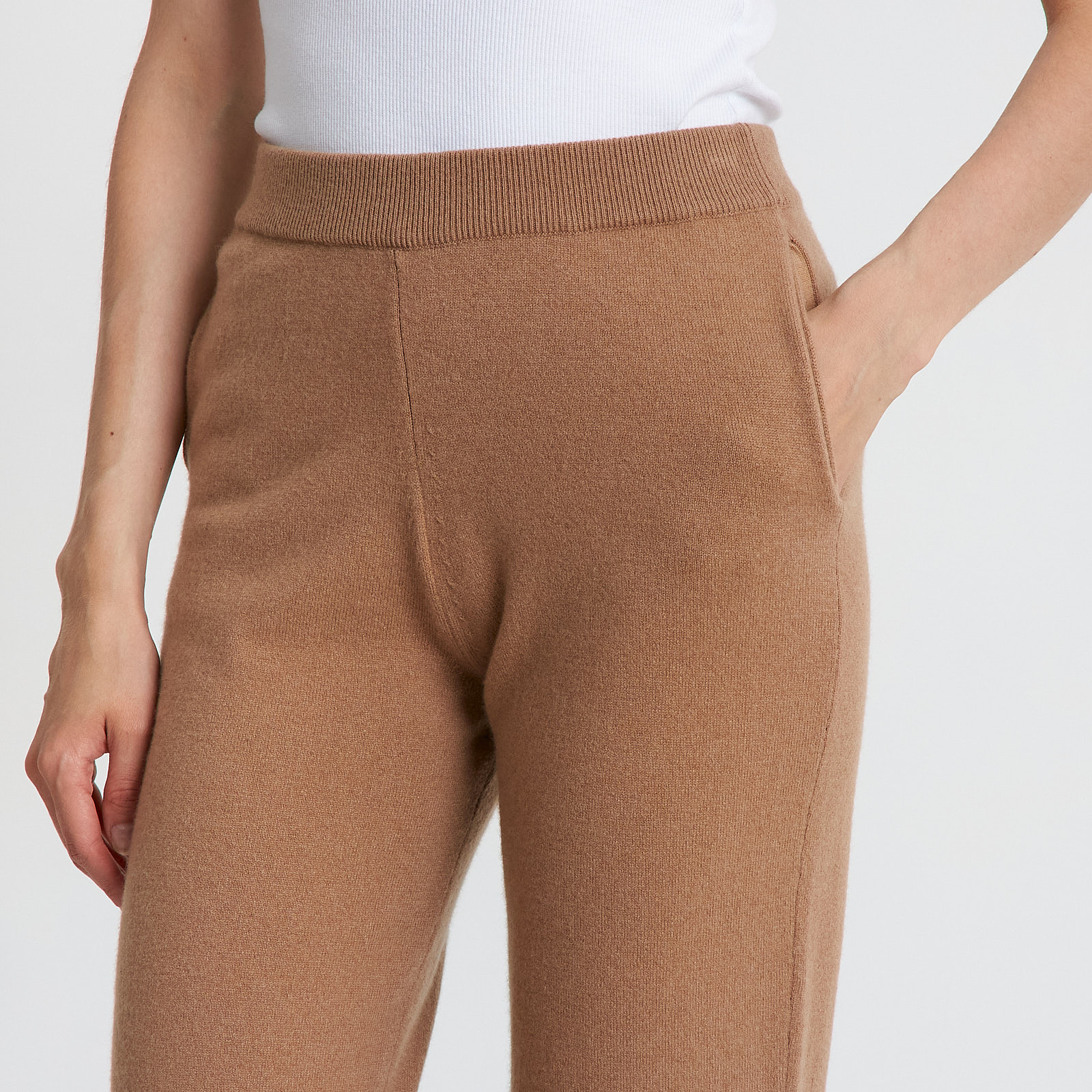 Брюки бежевого цвета Tom Ford - фото из каталога магазина брендовой одежды Second Friend Store Брюки Tom Ford - купить оригинал в секонд-хенде SFS - 4