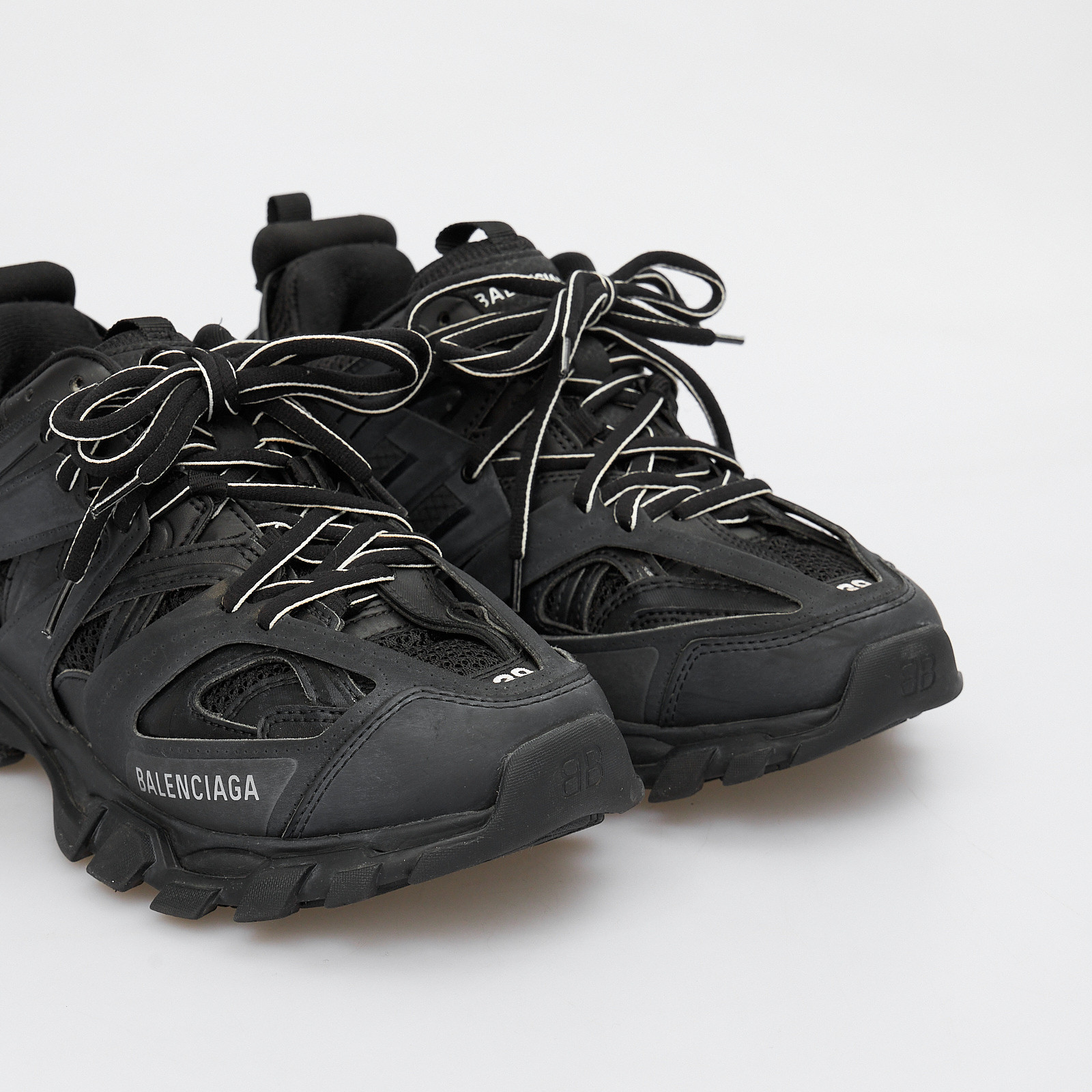 Кроссовки черного цвета Balenciaga - фото из каталога магазина брендовой одежды Second Friend Store Кроссовки Balenciaga - купить оригинал в секонд-хенде SFS - 4