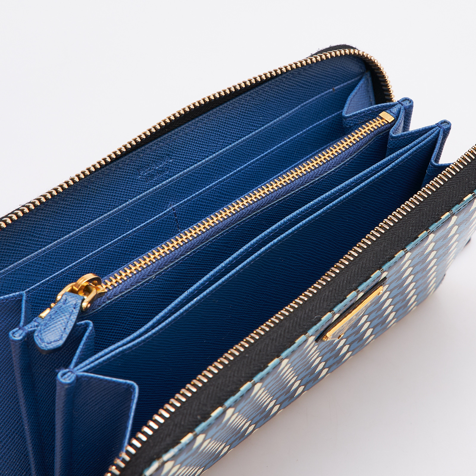 Кошелек синего цвета Prada - фото из каталога магазина брендовой одежды Second Friend Store Кошелек Prada - купить оригинал в секонд-хенде SFS - 5