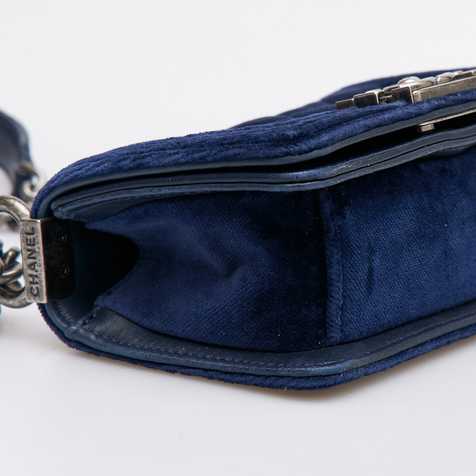 Сумка  синего цвета Chanel - фото из каталога магазина брендовой одежды Second Friend Store Сумка Chanel - купить оригинал в секонд-хенде SFS - 6