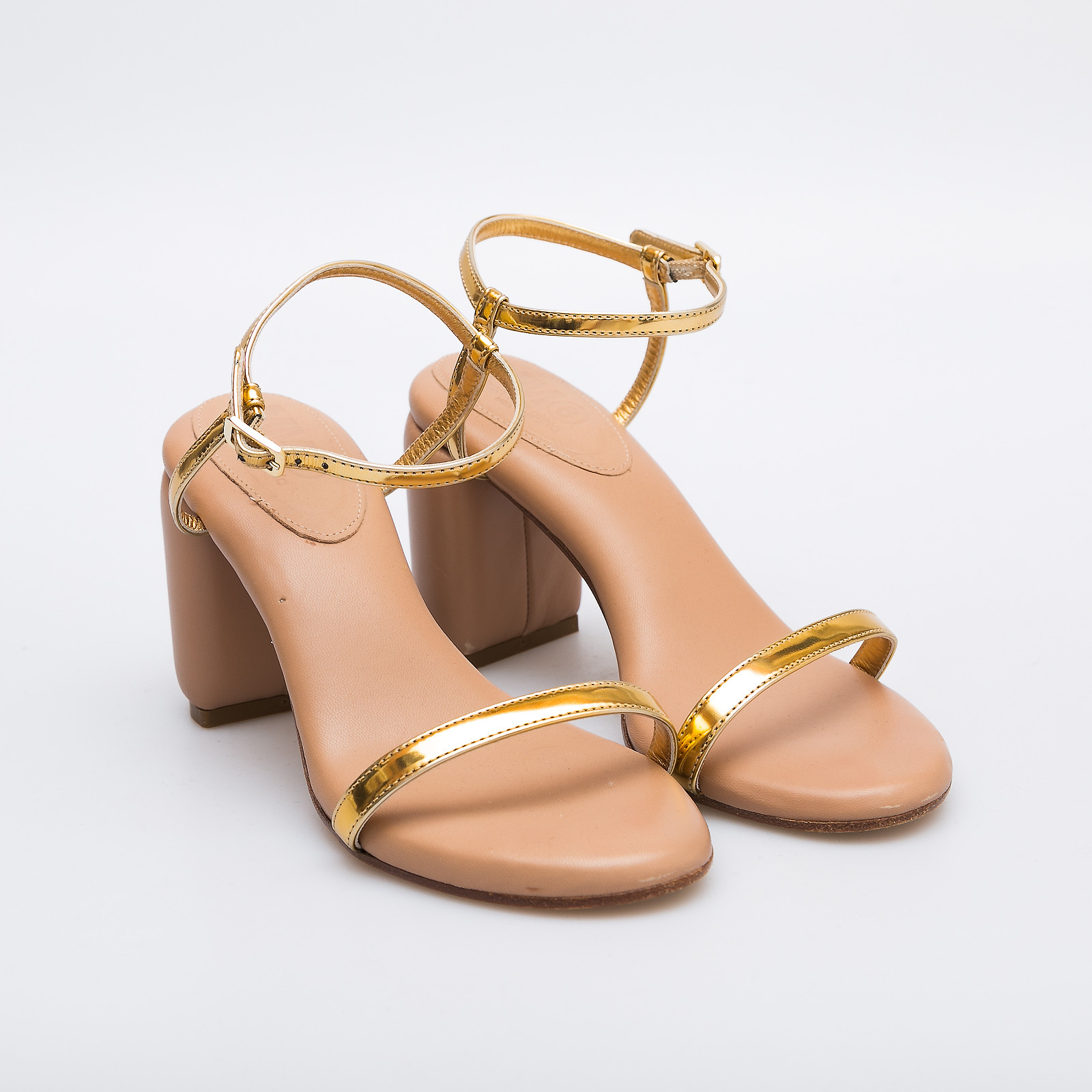 Босоножки золотого цвета MM6 Maison Margiela - фото из каталога магазина брендовой одежды Second Friend Store Босоножки MM6 Maison Margiela - купить оригинал в секонд-хенде SFS - 2