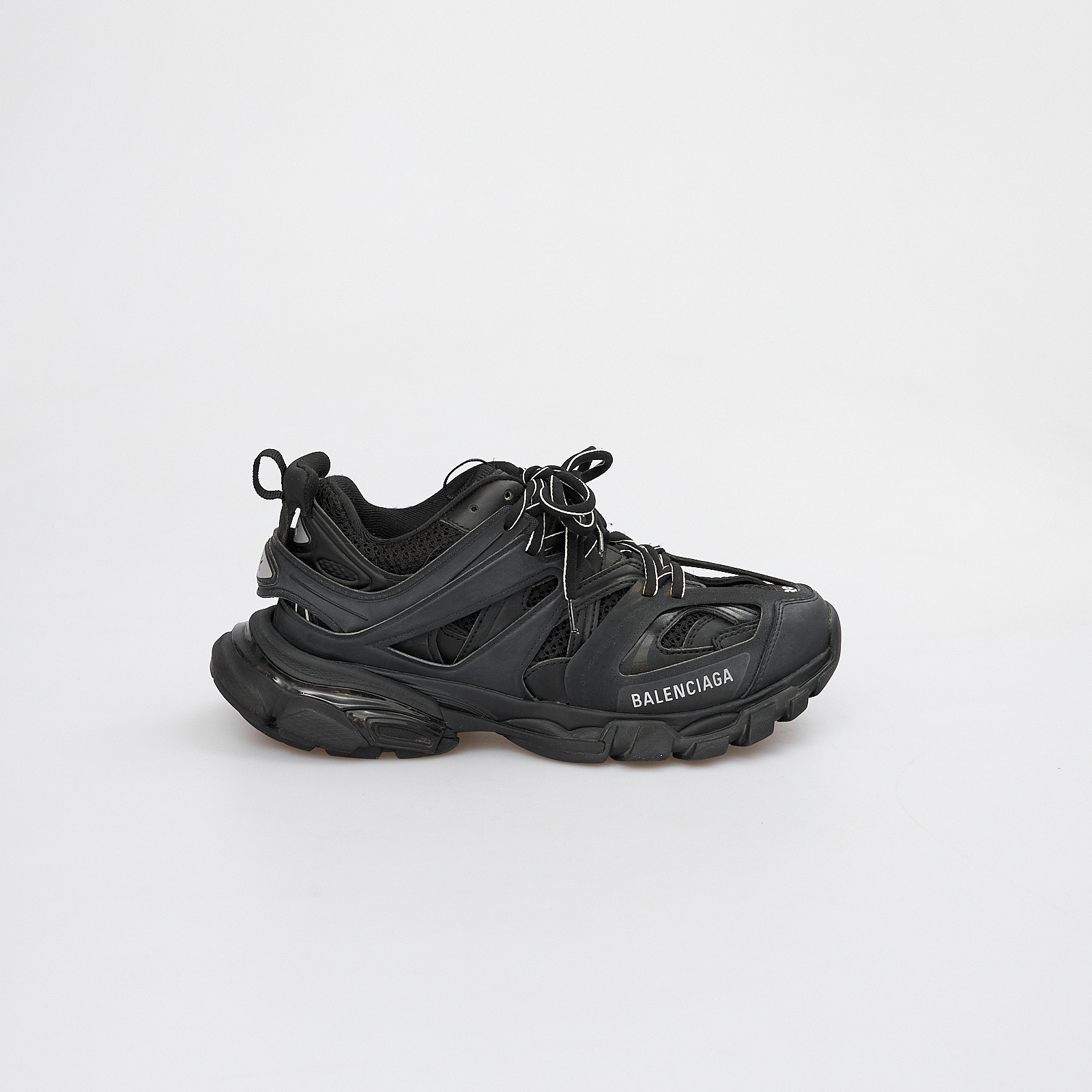 Кроссовки черного цвета Balenciaga - фото из каталога магазина брендовой одежды Second Friend Store Кроссовки Balenciaga - купить оригинал в секонд-хенде SFS - 1