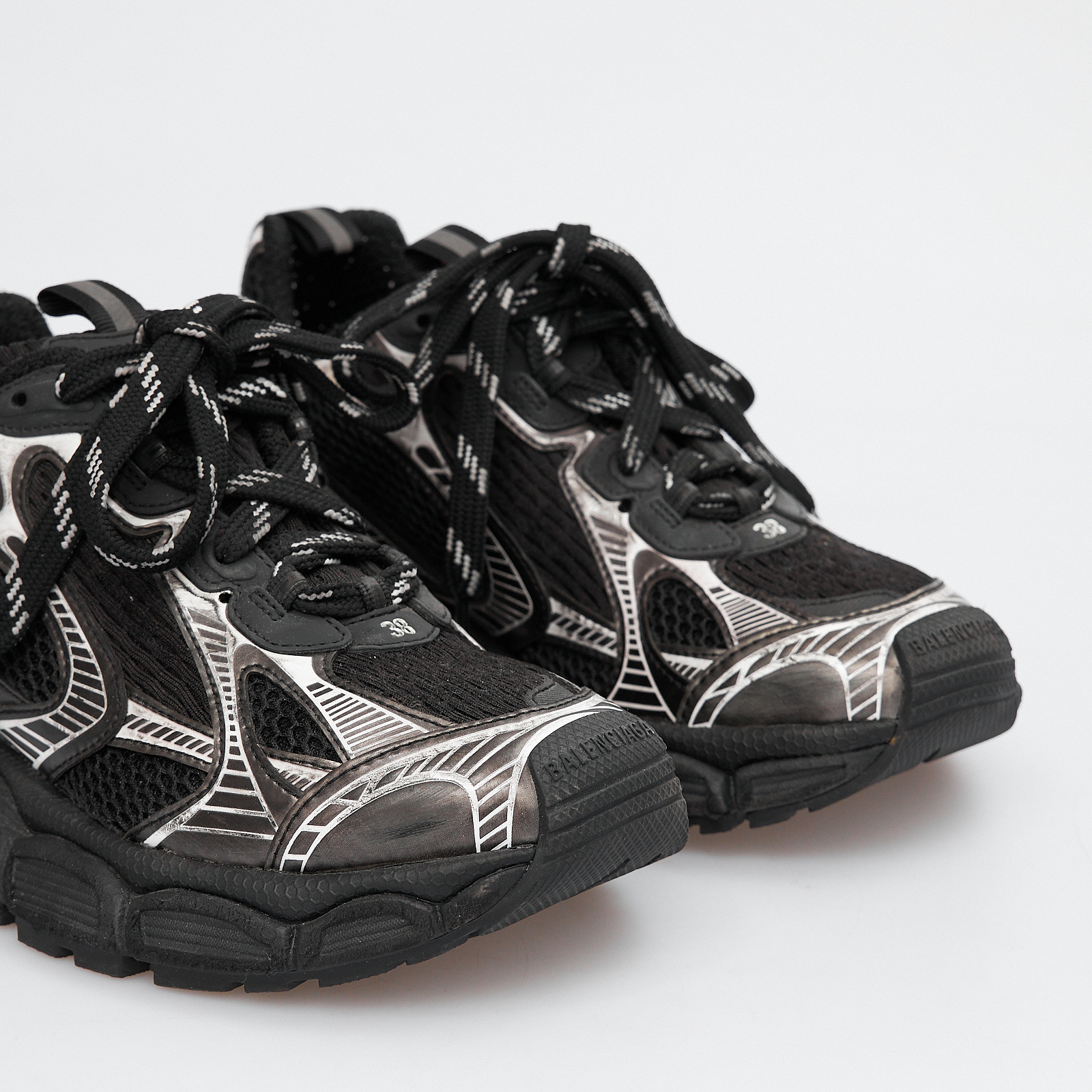 Кроссовки черного цвета Balenciaga - фото из каталога магазина брендовой одежды Second Friend Store Кроссовки Balenciaga - купить оригинал в секонд-хенде SFS - 4