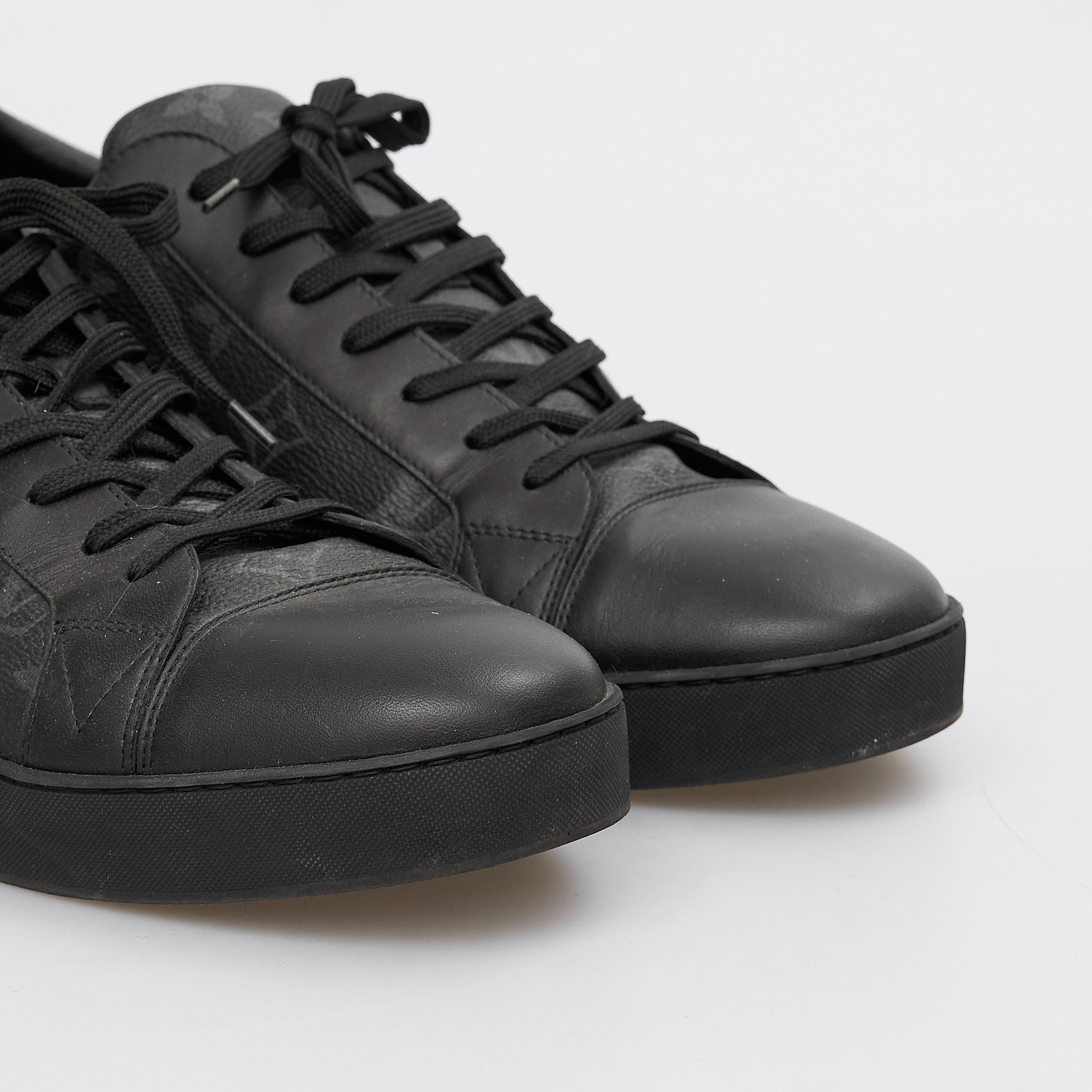 Кеды черного цвета Louis Vuitton - фото из каталога магазина брендовой одежды Second Friend Store Кеды Louis Vuitton - купить оригинал в секонд-хенде SFS - 4