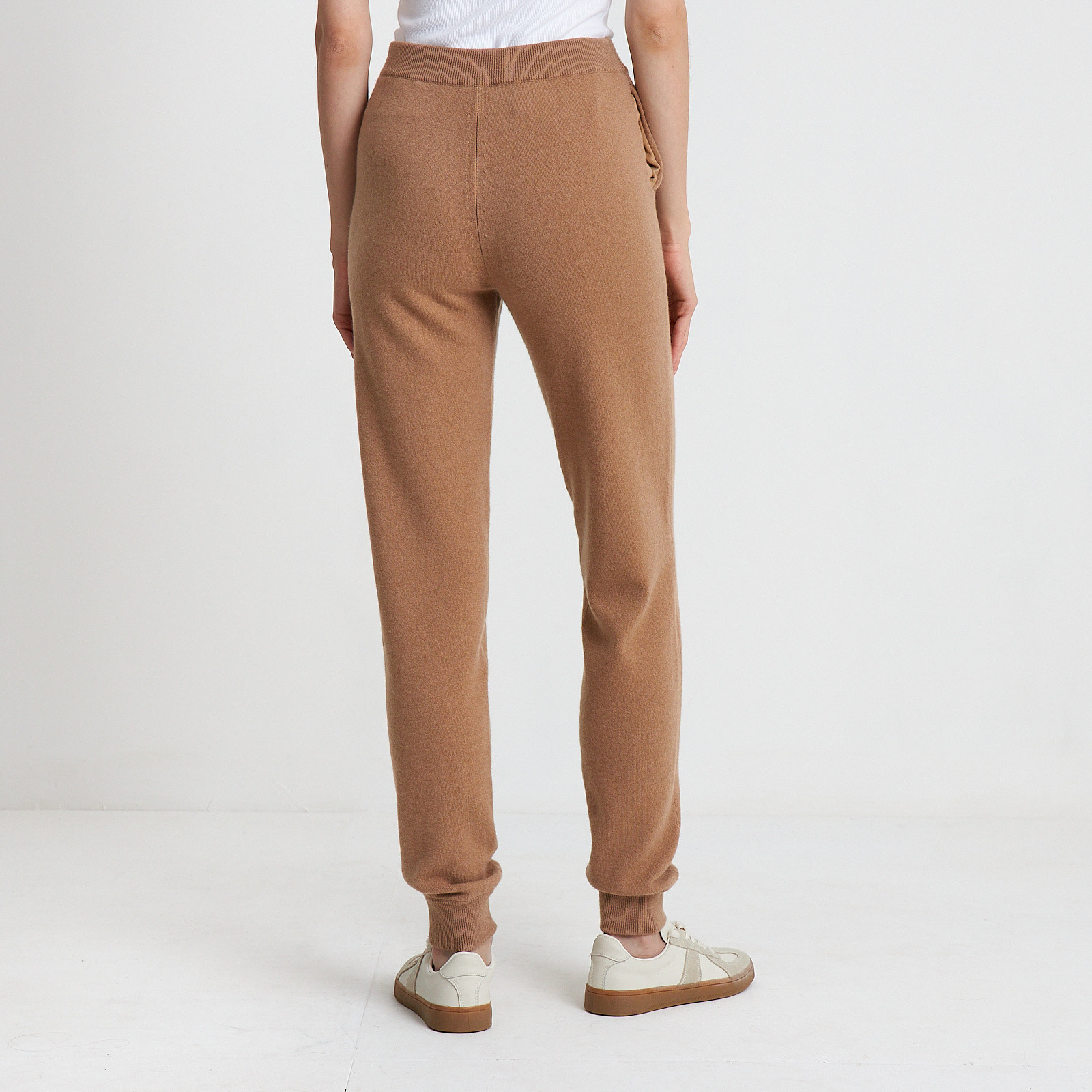 Брюки бежевого цвета Tom Ford - фото из каталога магазина брендовой одежды Second Friend Store Брюки Tom Ford - купить оригинал в секонд-хенде SFS - 3