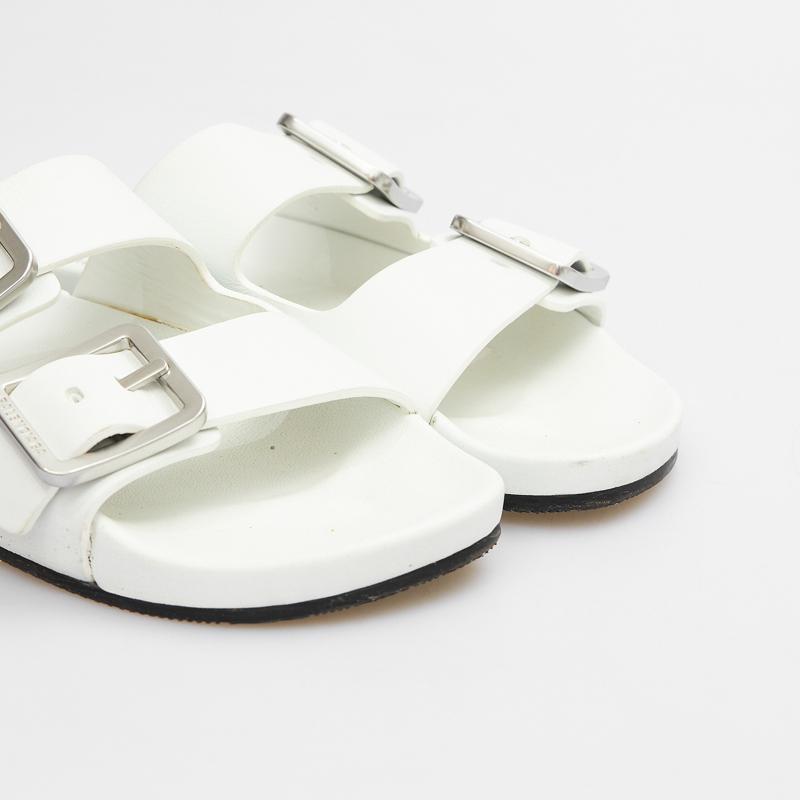 Сандалии белого цвета Balenciaga - фото из каталога магазина брендовой одежды Second Friend Store Сандалии Balenciaga - купить оригинал в секонд-хенде SFS - 4