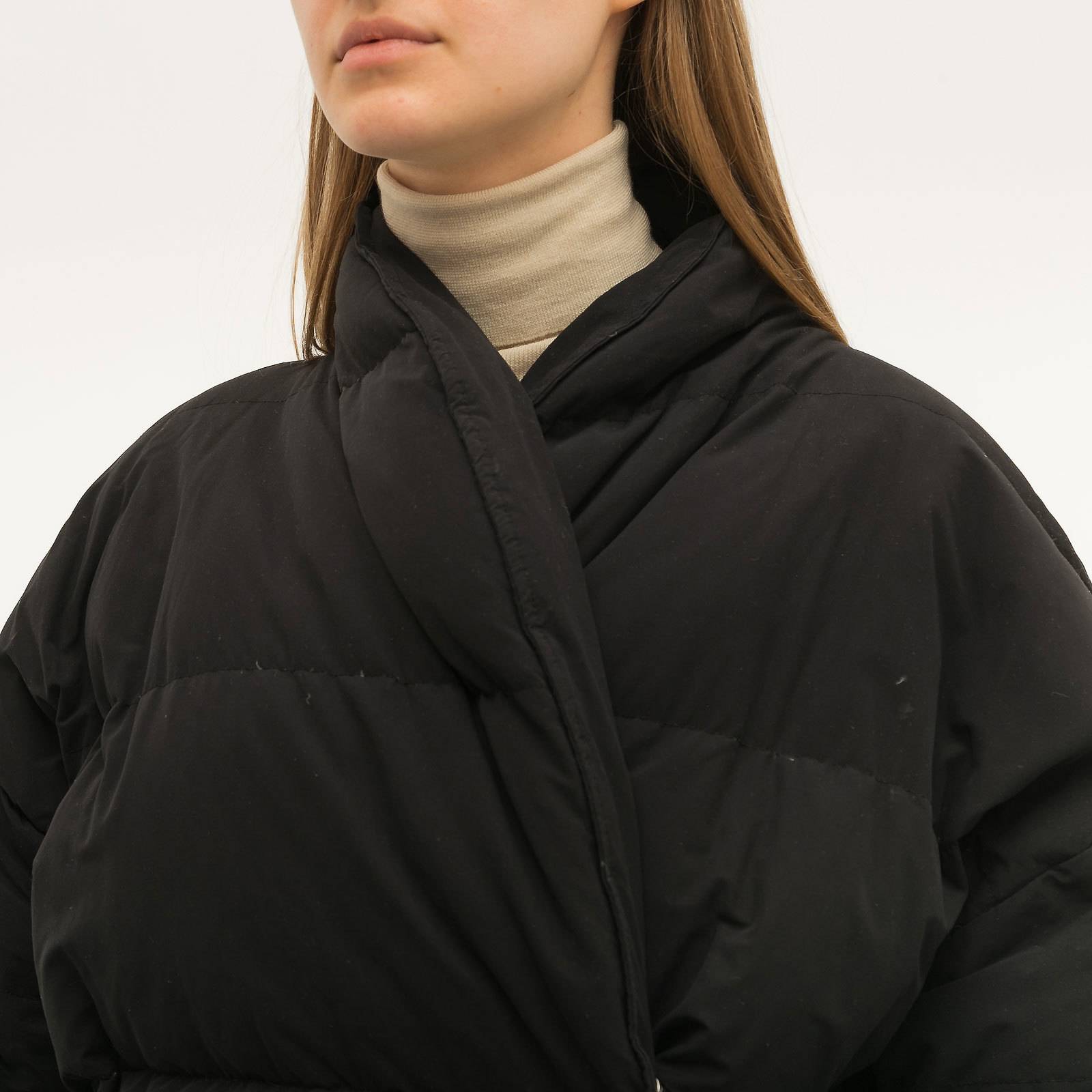 Пуховик черного цвета Toteme - фото из каталога магазина брендовой одежды Second Friend Store Пуховик Toteme - купить оригинал в секонд-хенде SFS - 4