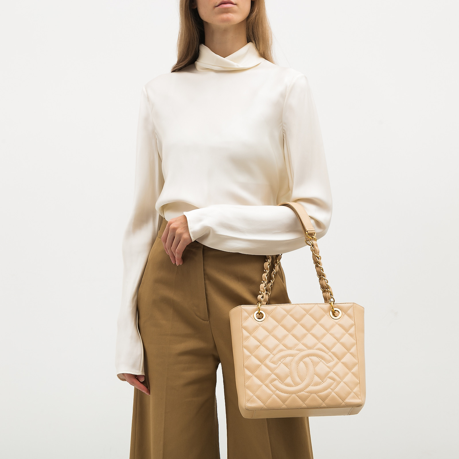 Сумка бежевого цвета Chanel - фото из каталога магазина брендовой одежды Second Friend Store Сумка Chanel - купить оригинал в секонд-хенде SFS - 2