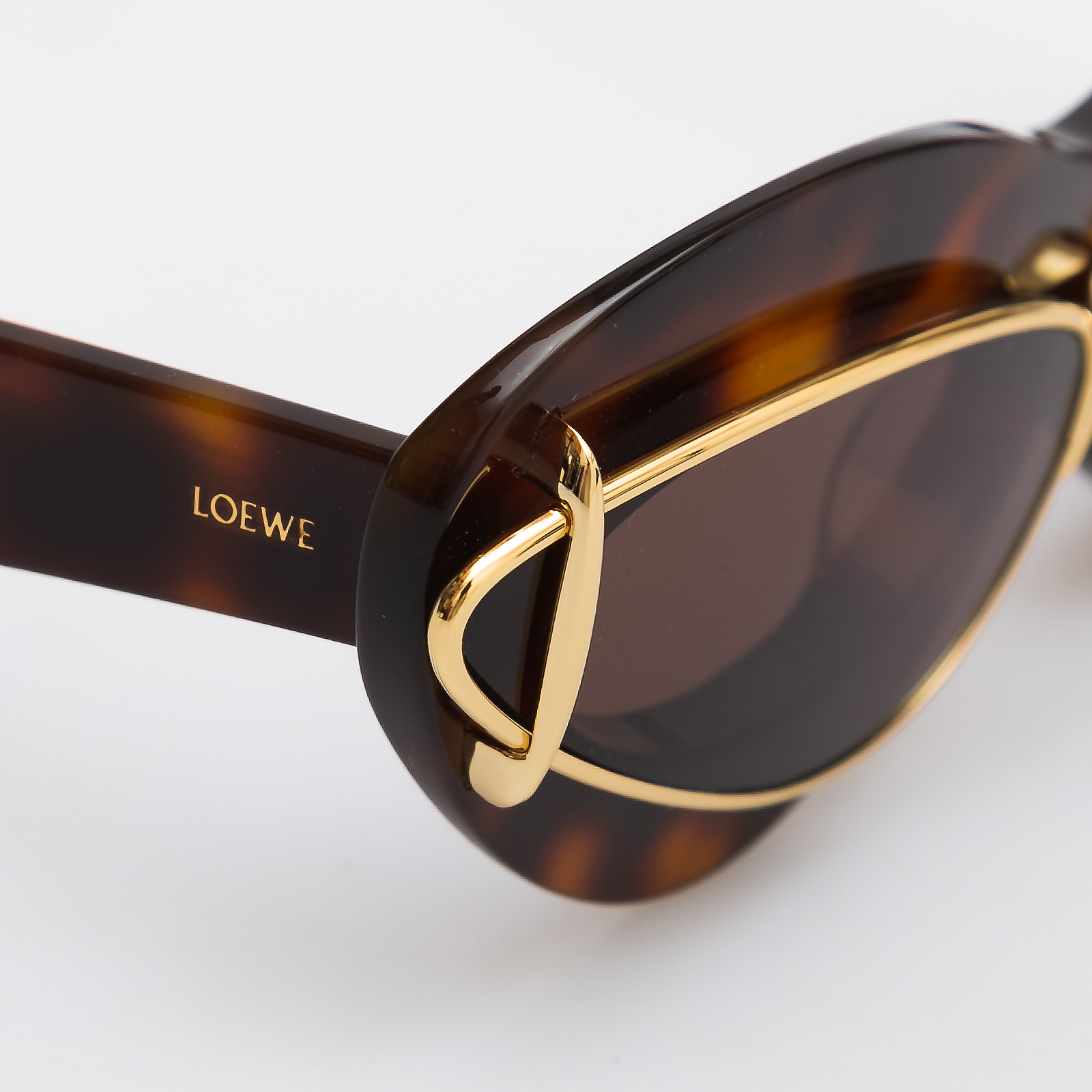 Солнцезащитные очки коричневого цвета Loewe - фото из каталога магазина брендовой одежды Second Friend Store Солнцезащитные очки Loewe - купить оригинал в секонд-хенде SFS - 4