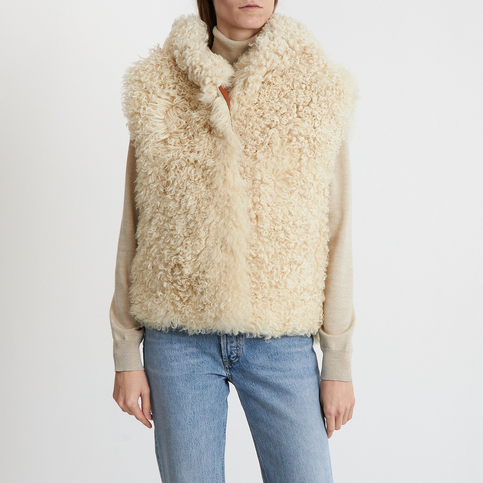 Жилет белого цвета Loro Piana - фото из каталога магазина брендовой одежды Second Friend Store Жилет Loro Piana - купить оригинал в секонд-хенде SFS - 1