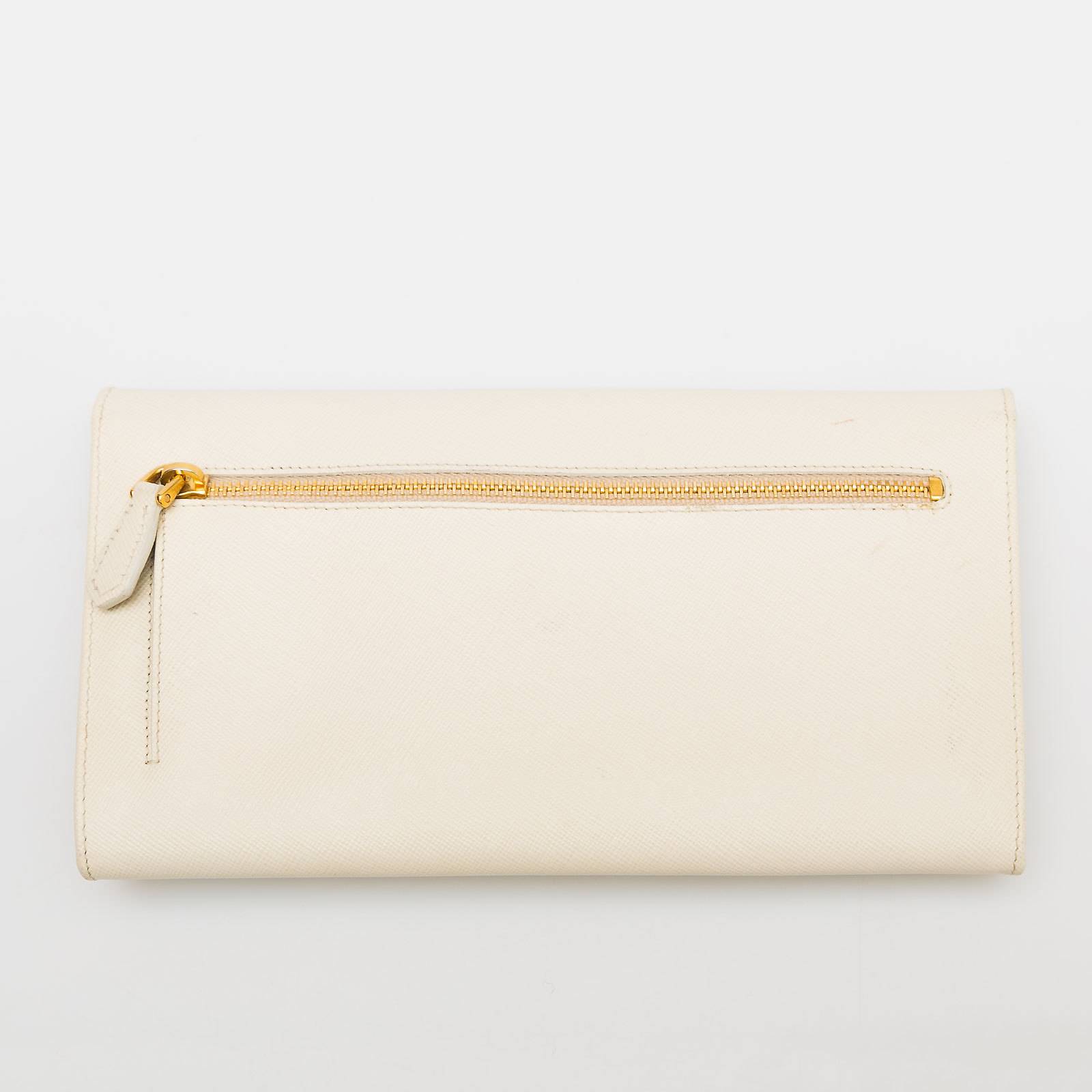 Клатч бежевого цвета Prada - фото из каталога магазина брендовой одежды Second Friend Store Клатч Prada - купить оригинал в секонд-хенде SFS - 2