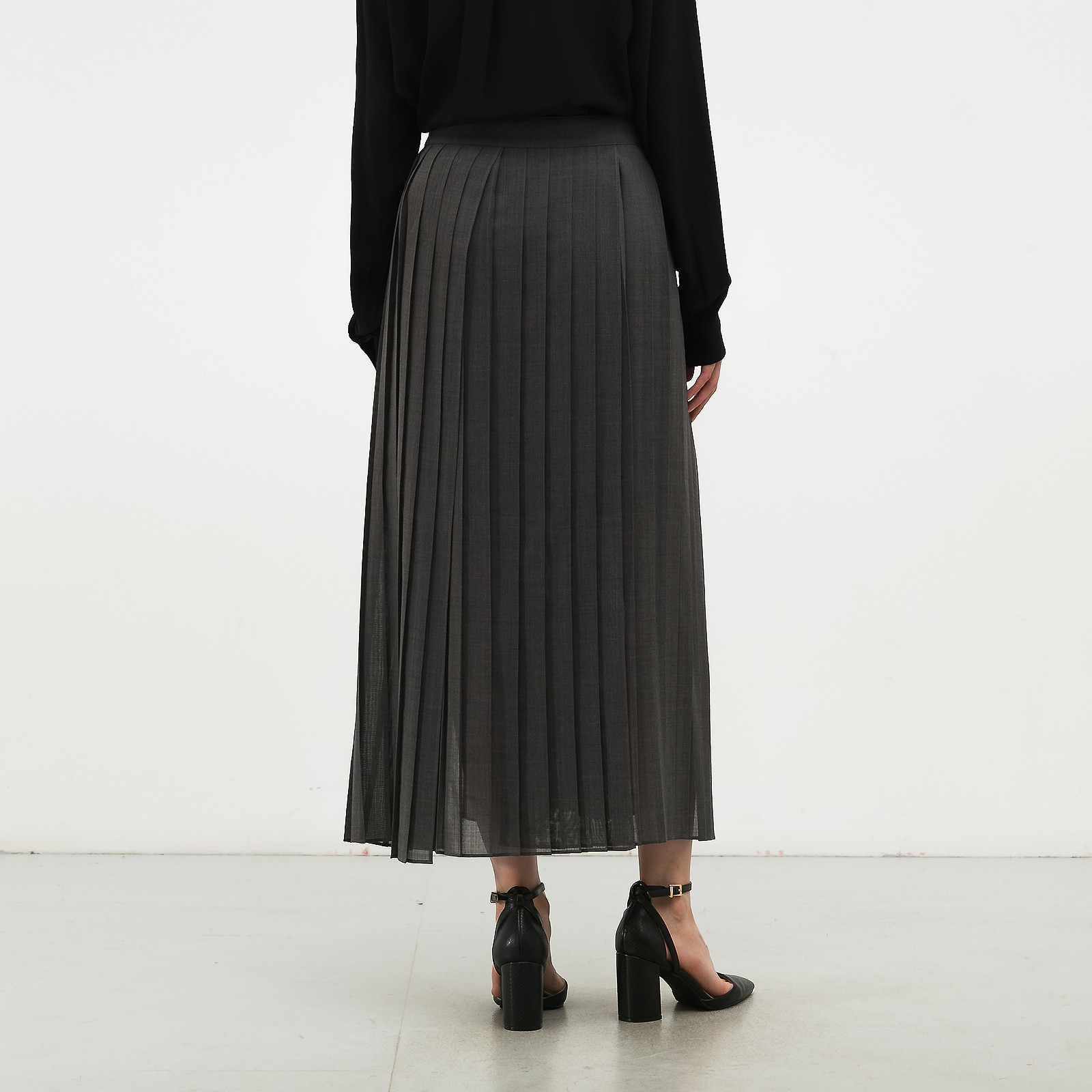 Юбка  серого цвета Brunello Cucinelli - фото из каталога магазина брендовой одежды Second Friend Store Юбка Brunello Cucinelli - купить оригинал в секонд-хенде SFS - 2