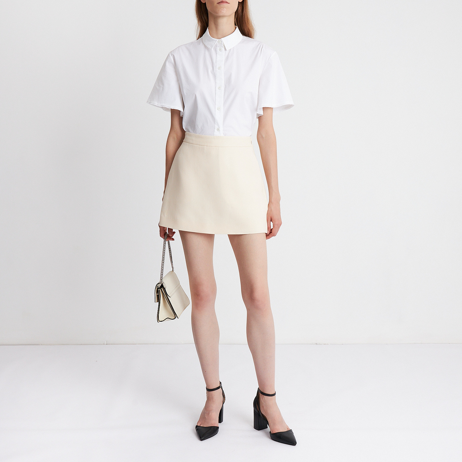 Шорты бежевого цвета Valentino - фото из каталога магазина брендовой одежды Second Friend Store Шорты Valentino - купить оригинал в секонд-хенде SFS - 2