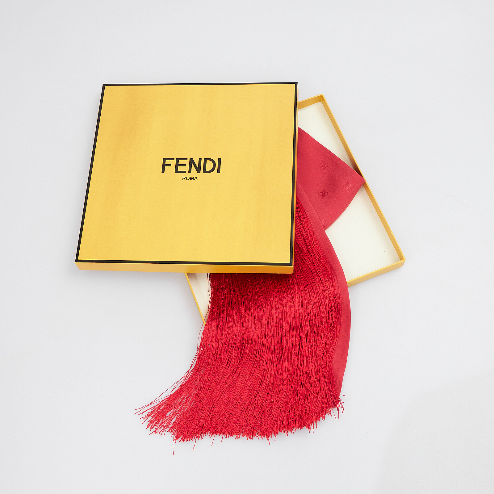 Шарф красного цвета Fendi - фото из каталога магазина брендовой одежды Second Friend Store Шарф Fendi - купить оригинал в секонд-хенде SFS - 2