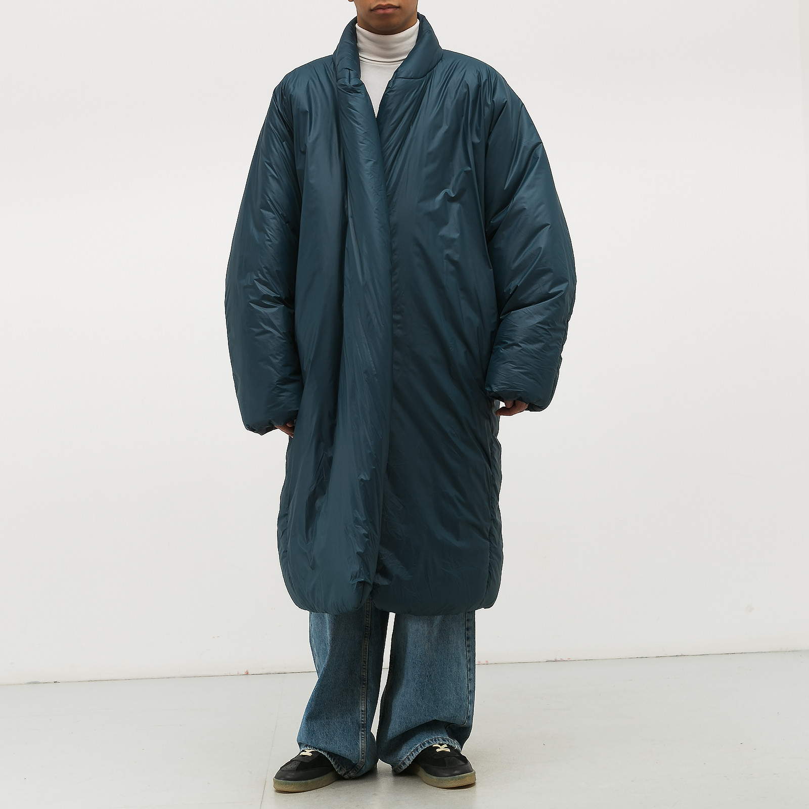 Пальто голубого цвета Yeezy x GAP - фото из каталога магазина брендовой одежды Second Friend Store Пальто Yeezy x GAP - купить оригинал в секонд-хенде SFS - 3
