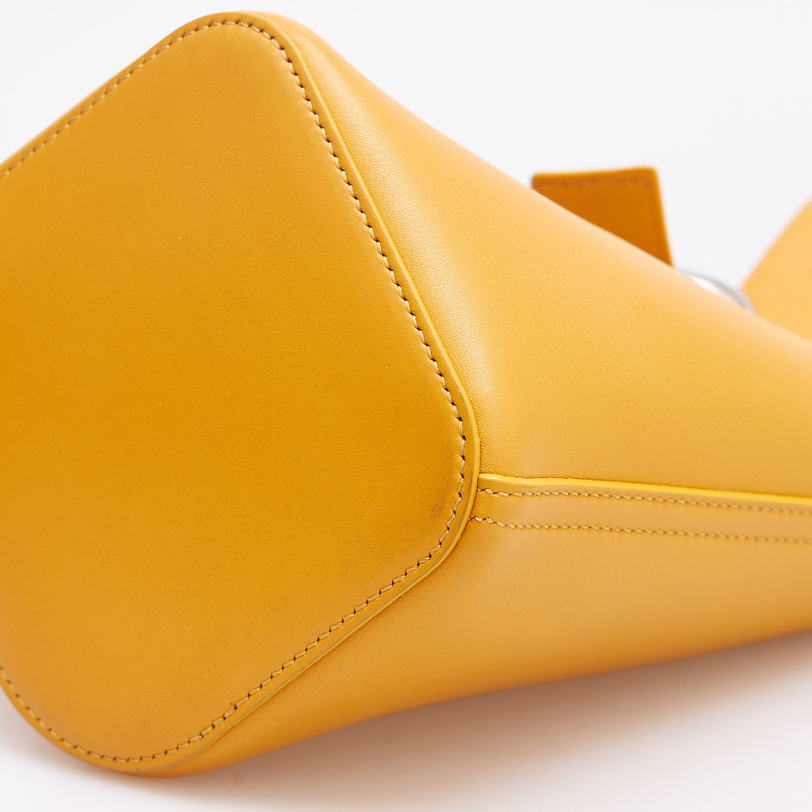Сумка желтого цвета Loewe - фото из каталога магазина брендовой одежды Second Friend Store Сумка Loewe - купить оригинал в секонд-хенде SFS - 7