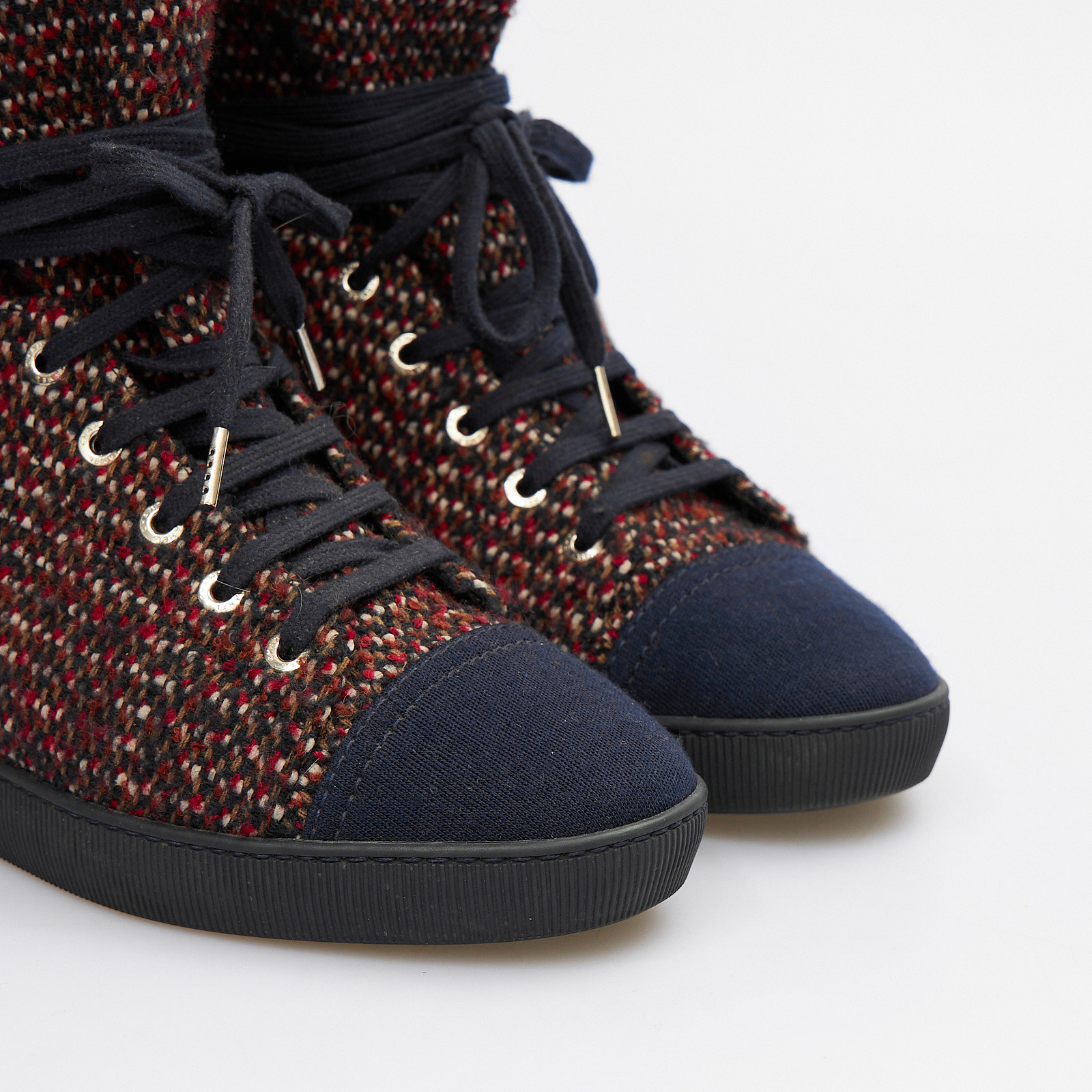 Ботинки  красного цвета Chanel - фото из каталога магазина брендовой одежды Second Friend Store Ботинки Chanel - купить оригинал в секонд-хенде SFS - 4