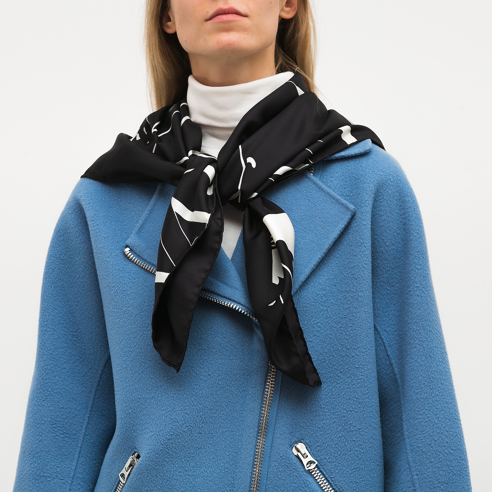 Платок черного цвета Valentino - фото из каталога магазина брендовой одежды Second Friend Store Платок Valentino - купить оригинал в секонд-хенде SFS - 2