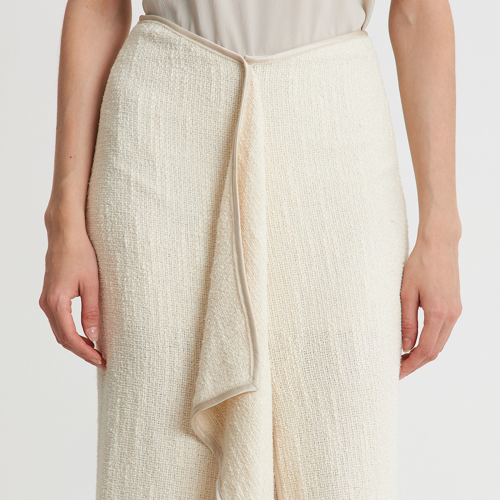 Юбка белого цвета Nanushka - фото из каталога магазина брендовой одежды Second Friend Store Юбка Nanushka - купить оригинал в секонд-хенде SFS - 4